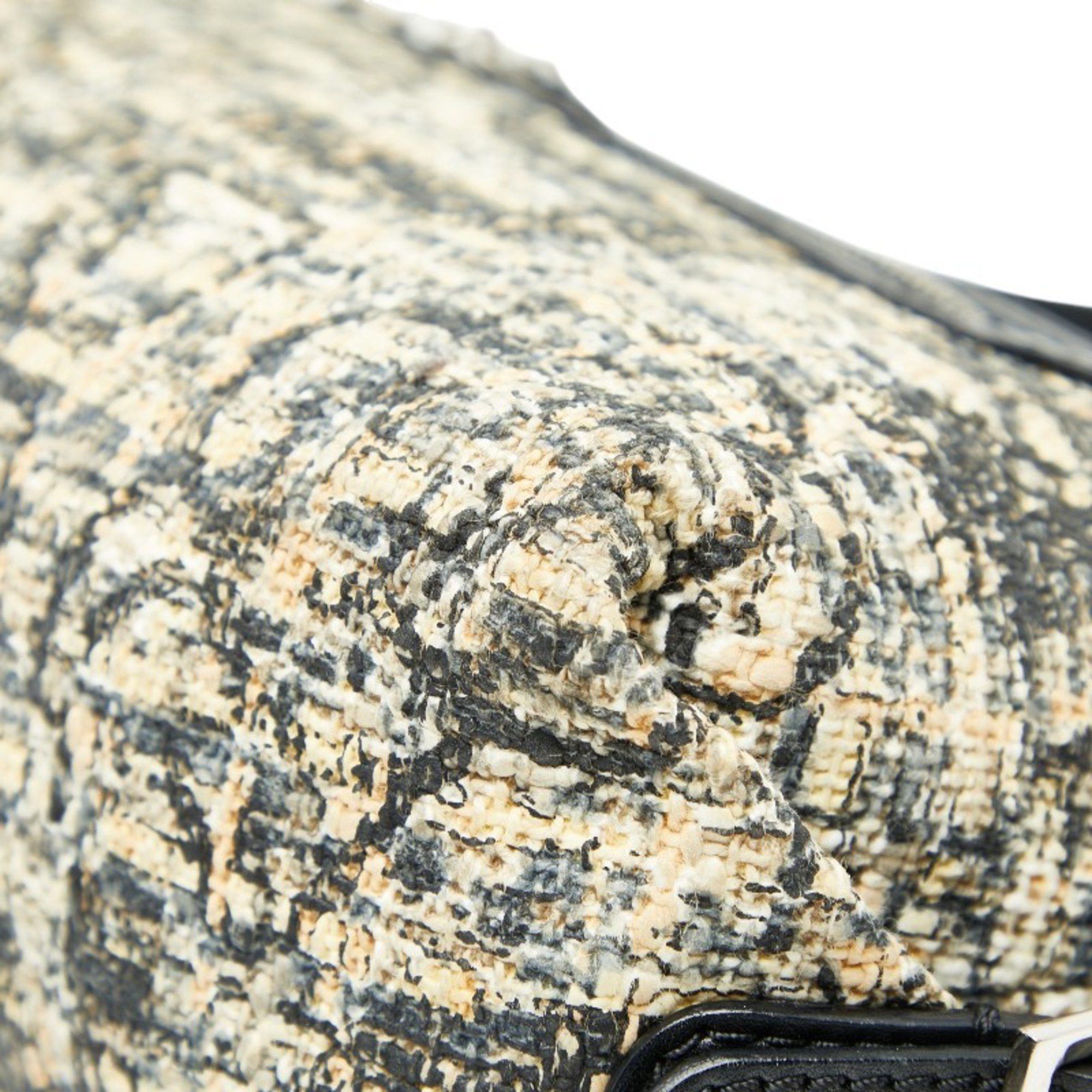 Chanel CHANEL Icon Print Clover One-Shoulder Bag Handbag in Beige and Black Tweed Leather for Women Size ONE SIZE - 7 Thumbnail