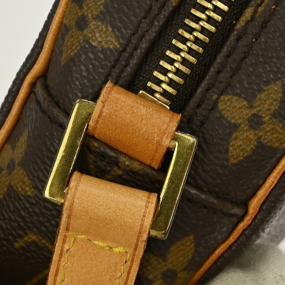 Louis Vuitton Louis Vuitton Cite Pochette Monogram Canvas Size ONE SIZE - 7 Thumbnail