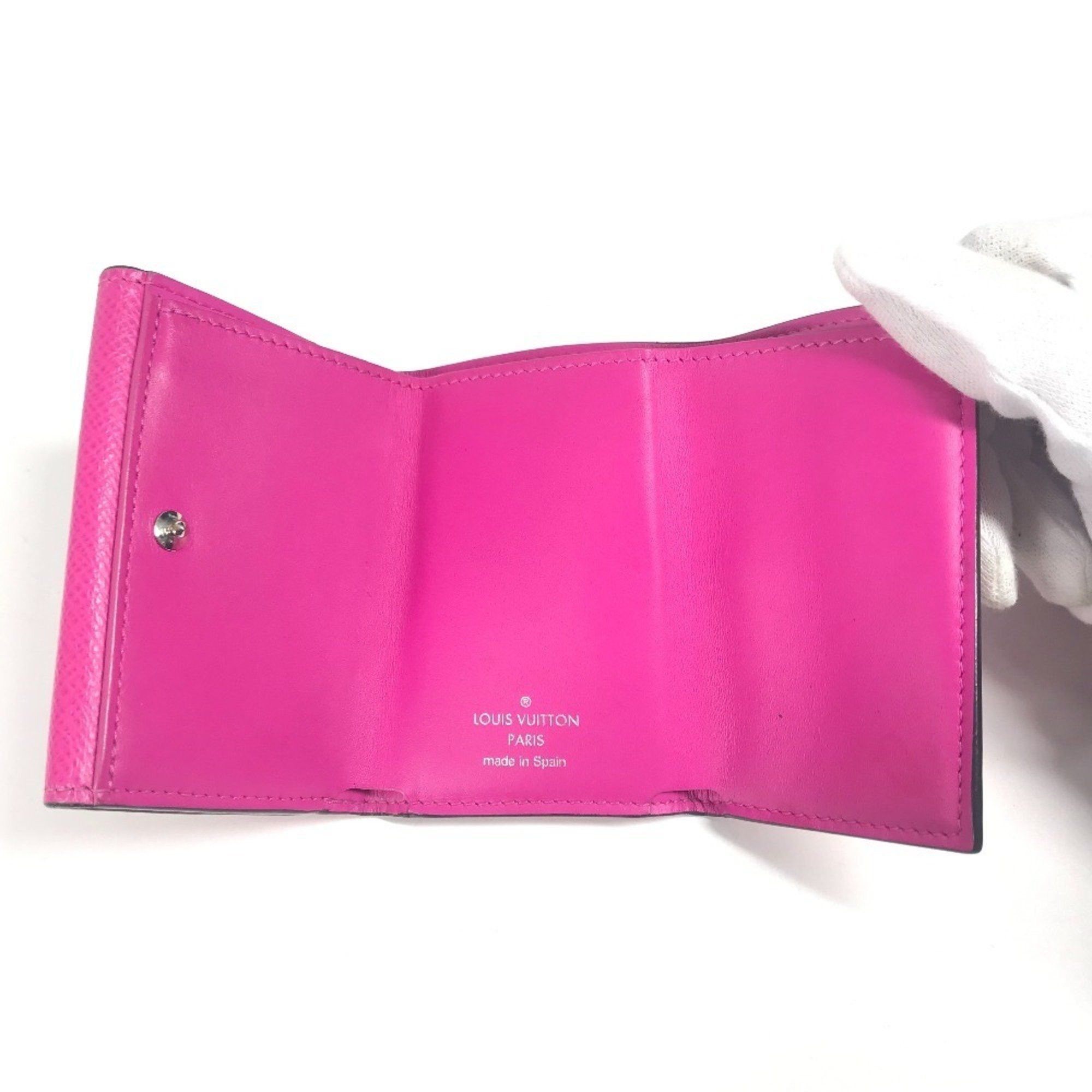 Louis Vuitton LOUIS VUITTON M30773 Taiga Rama Discovery Compact Wallet, a tri-fold wallet in leather and Monogram canvas, available pink for men women. Size ONE SIZE - 8 Thumbnail