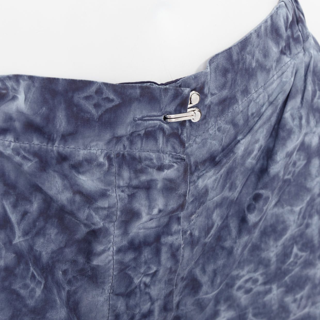 Louis Vuitton LOUIS VUITTON blue grey tie dye stencil effect monogram print shorts FR36 S Size 27" / US 4 / IT 40 - 7 Thumbnail