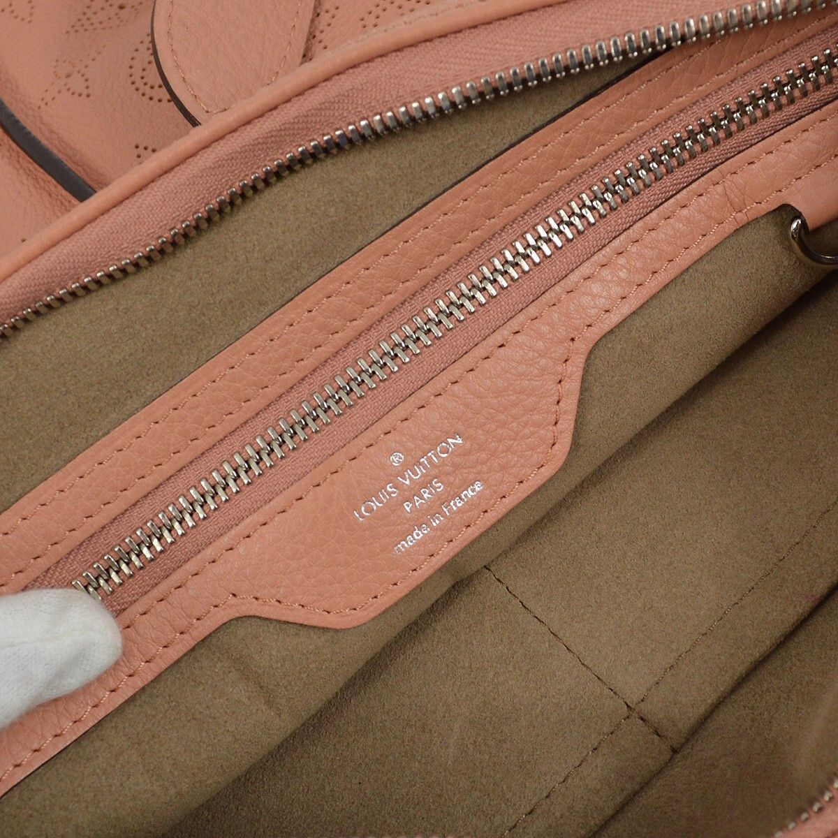 Louis Vuitton Louis Vuitton Selene Handbag Mahina Leather Size ONE SIZE - 4 Thumbnail