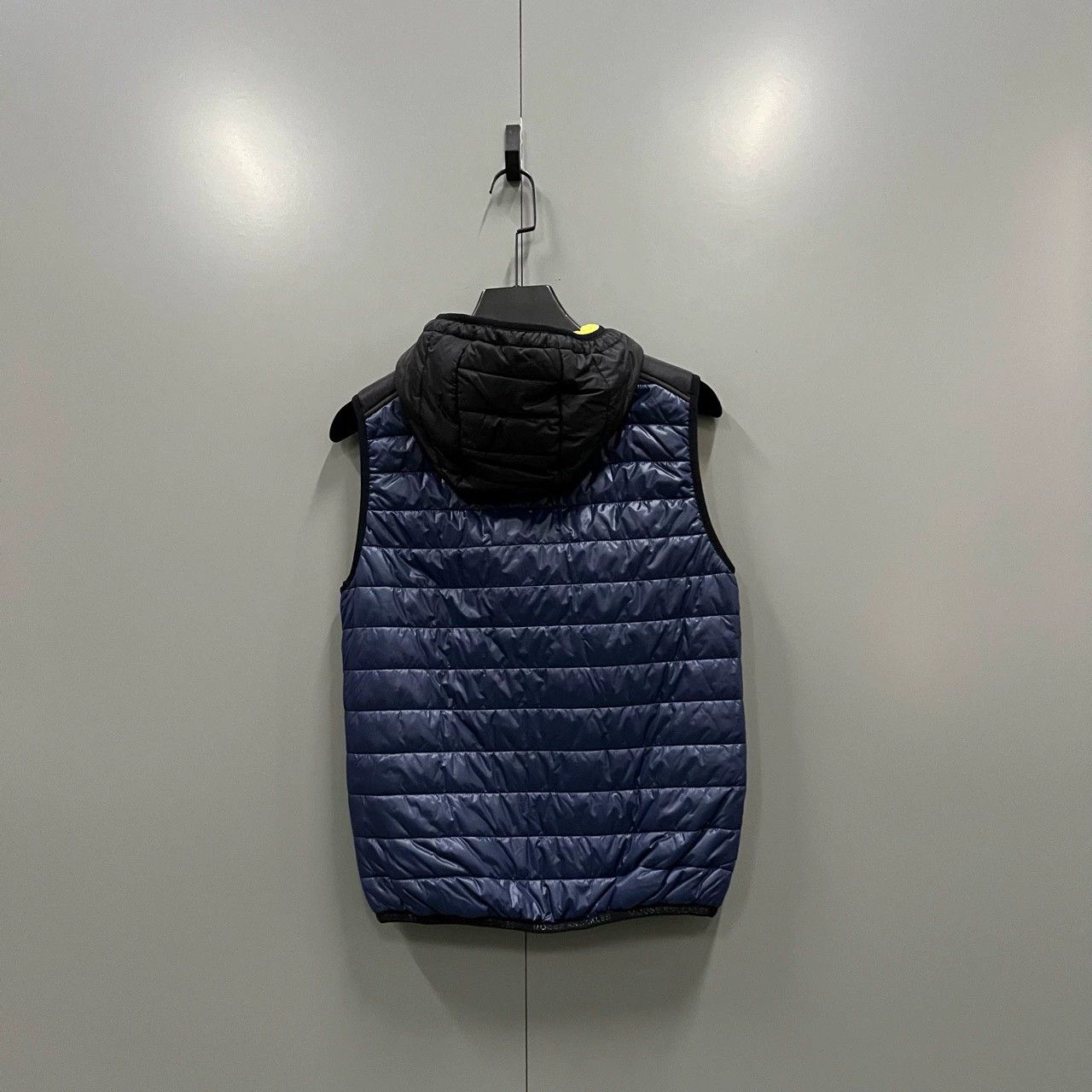 Moose Knuckles moose knuckles navy logo hooded vest Size US M / EU 48-50 / 2 - 2 Thumbnail