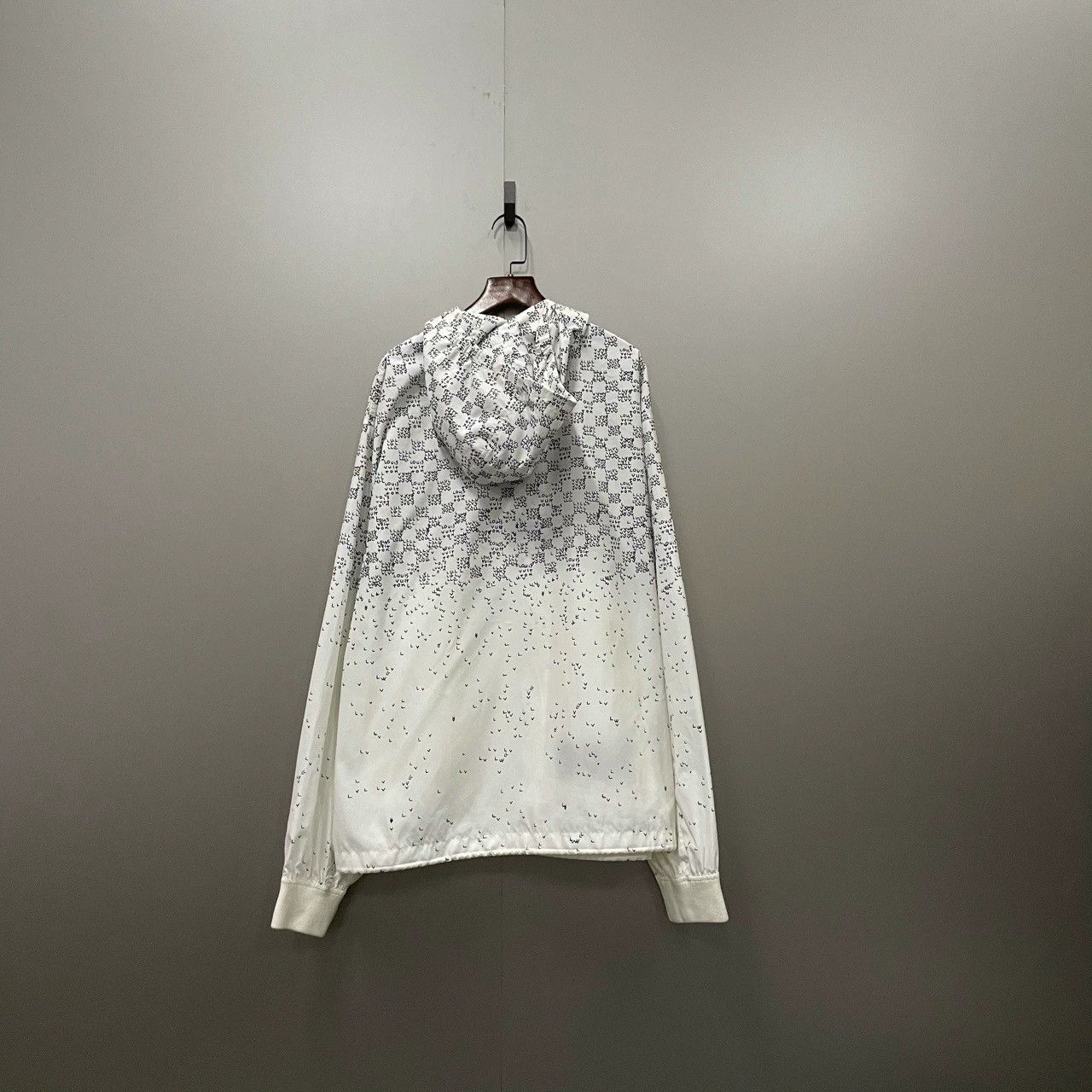 Louis Vuitton louis vuitton gradient logo jacket in white Size US L / EU 52-54 / 3 - 2 Thumbnail