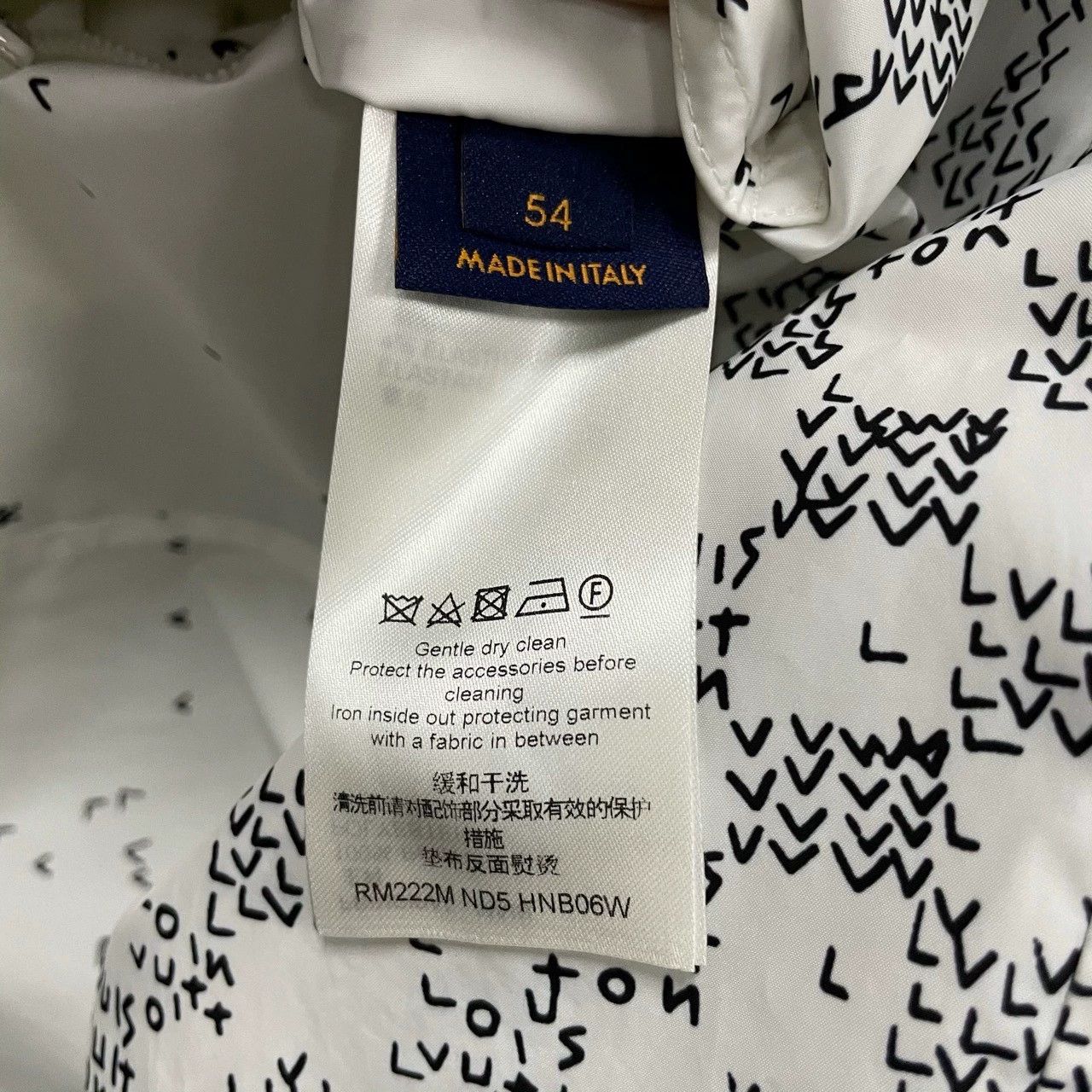 Louis Vuitton louis vuitton gradient logo jacket in white Size US L / EU 52-54 / 3 - 4 Thumbnail