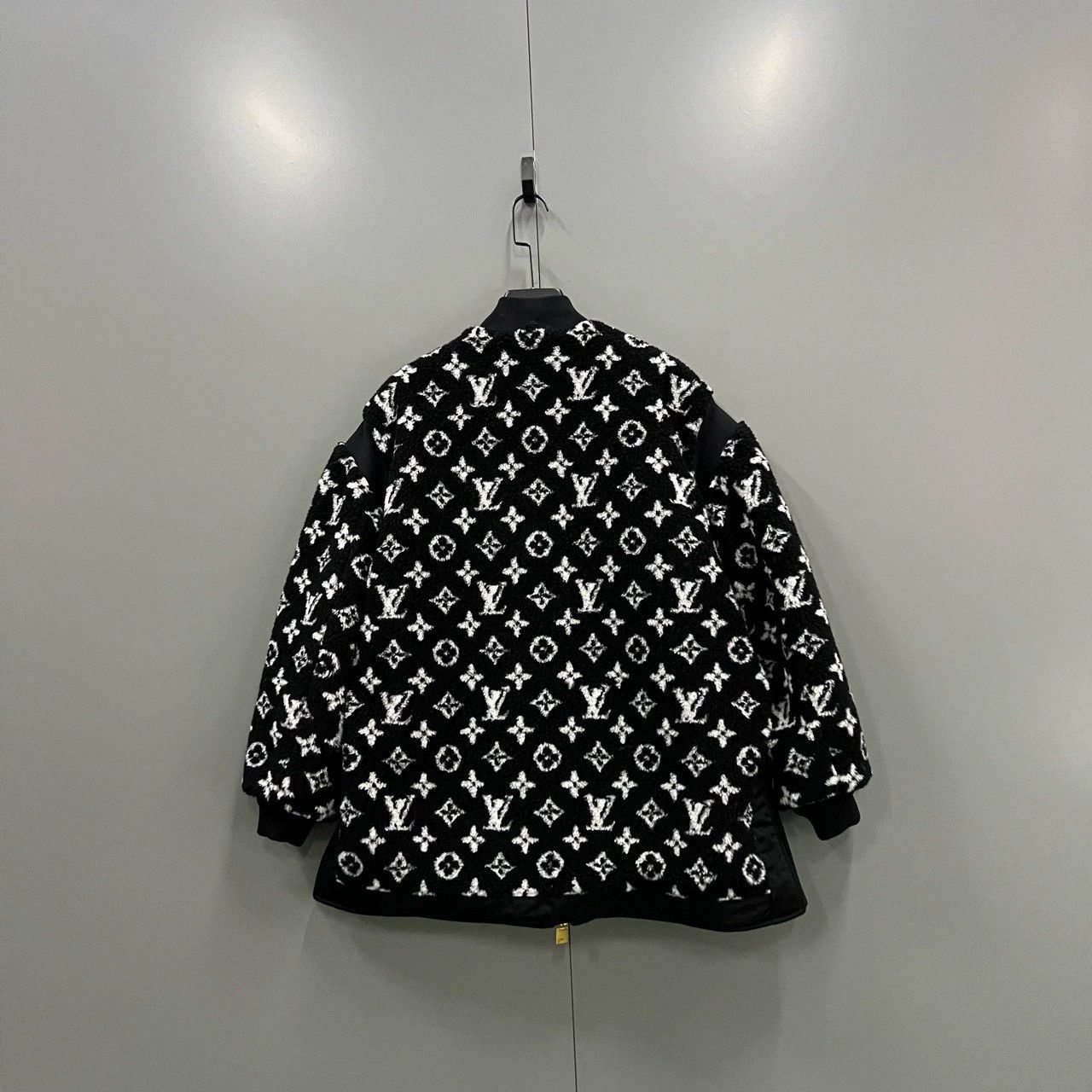 Louis Vuitton louis vuitton monogram logo jacket size 40 Size US M / EU 48-50 / 2 - 2 Thumbnail