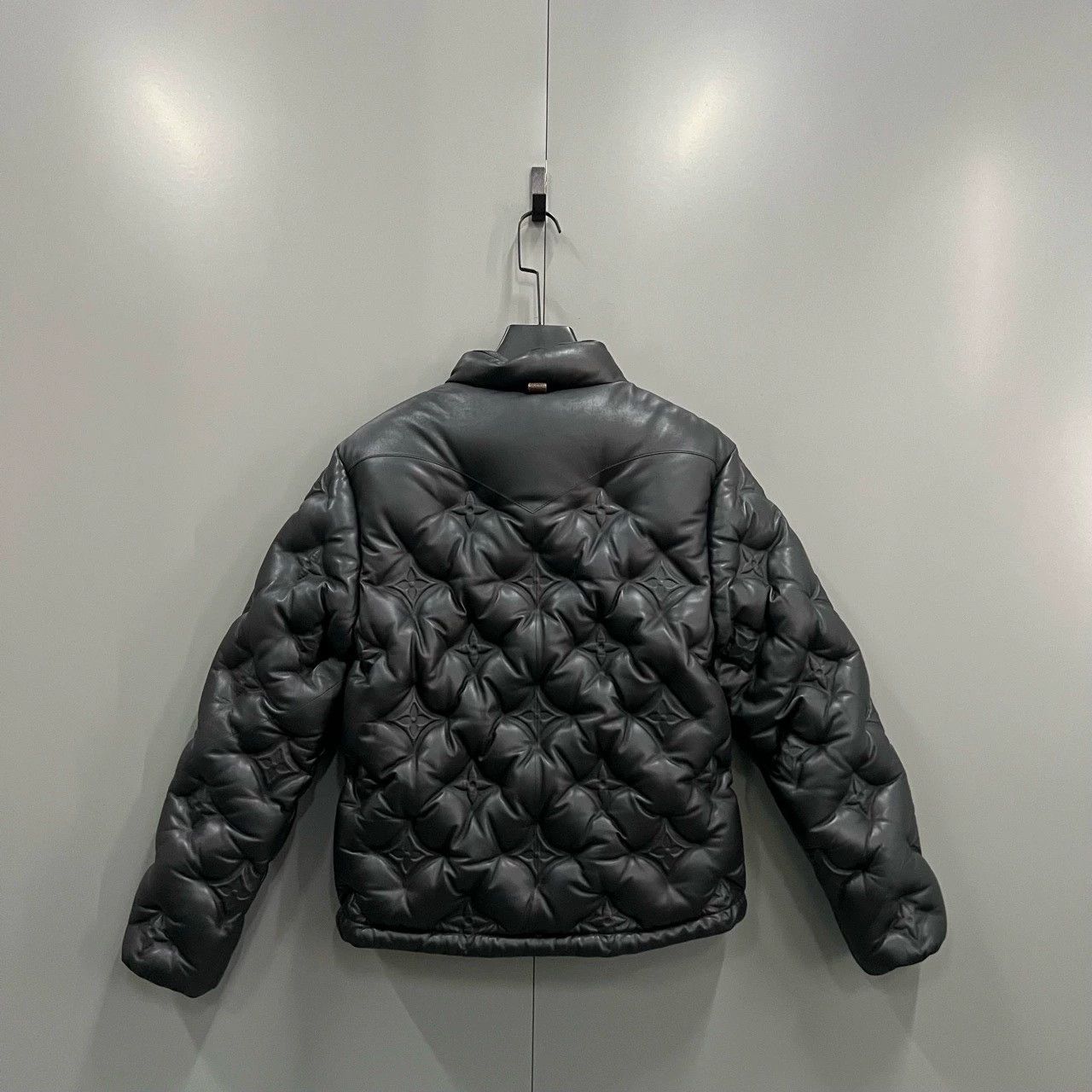 Louis Vuitton louis vuitton embossed logo leather jacket Size US S / EU 44-46 / 1 - 2 Thumbnail