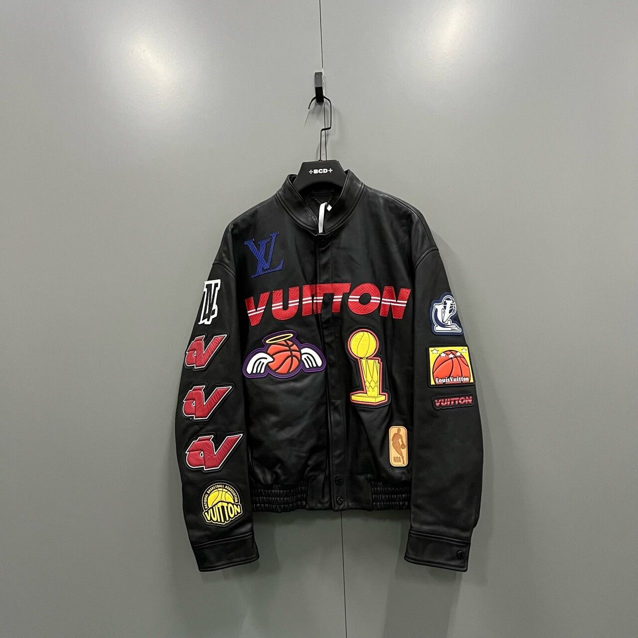 Louis Vuitton louis vuitton x nba embroidered leather baseball jacket Size US L / EU 52-54 / 3 - 2 Thumbnail