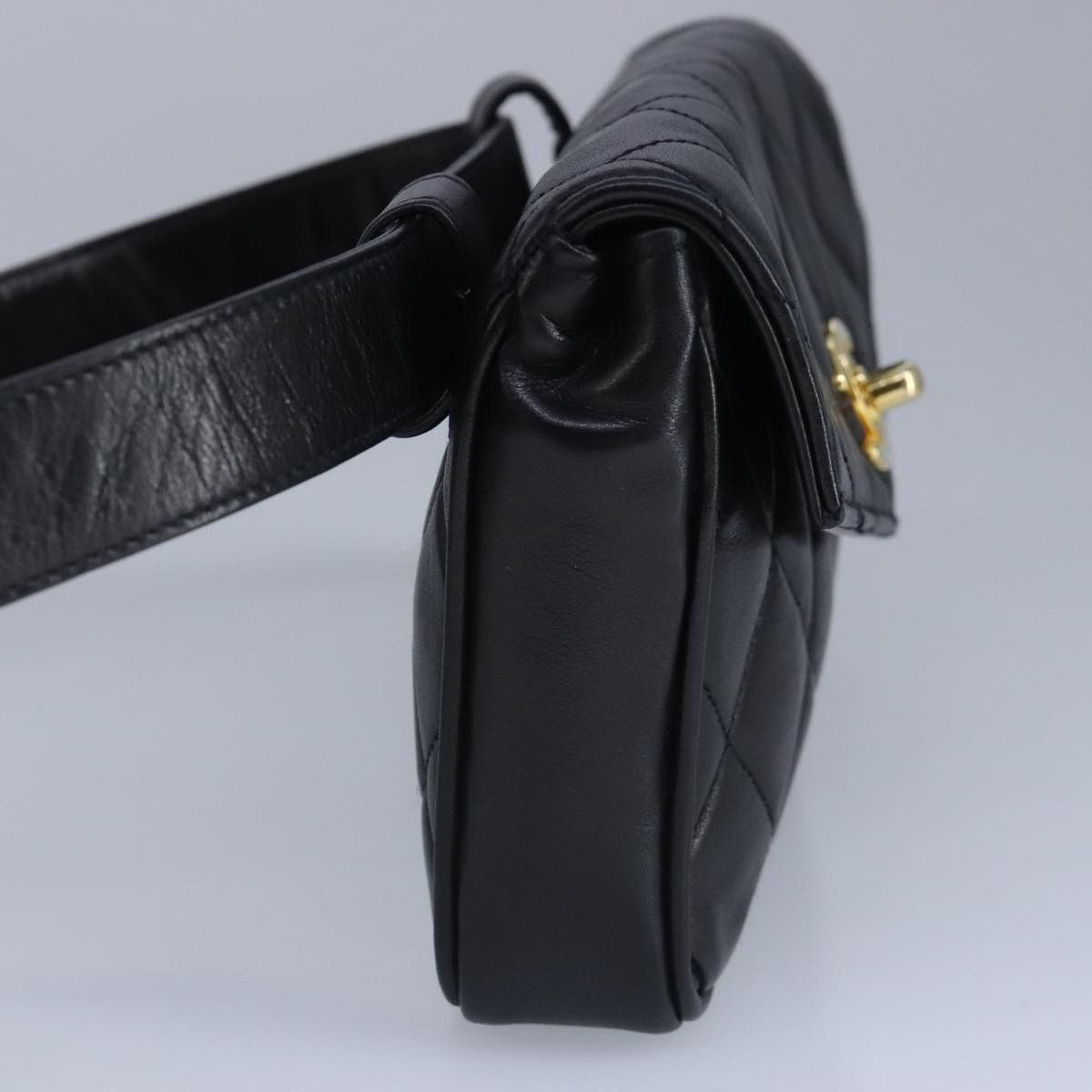 Chanel Chanel Vintage CC Flap Waist Bag Quilted Leather Size ONE SIZE - 3 Thumbnail