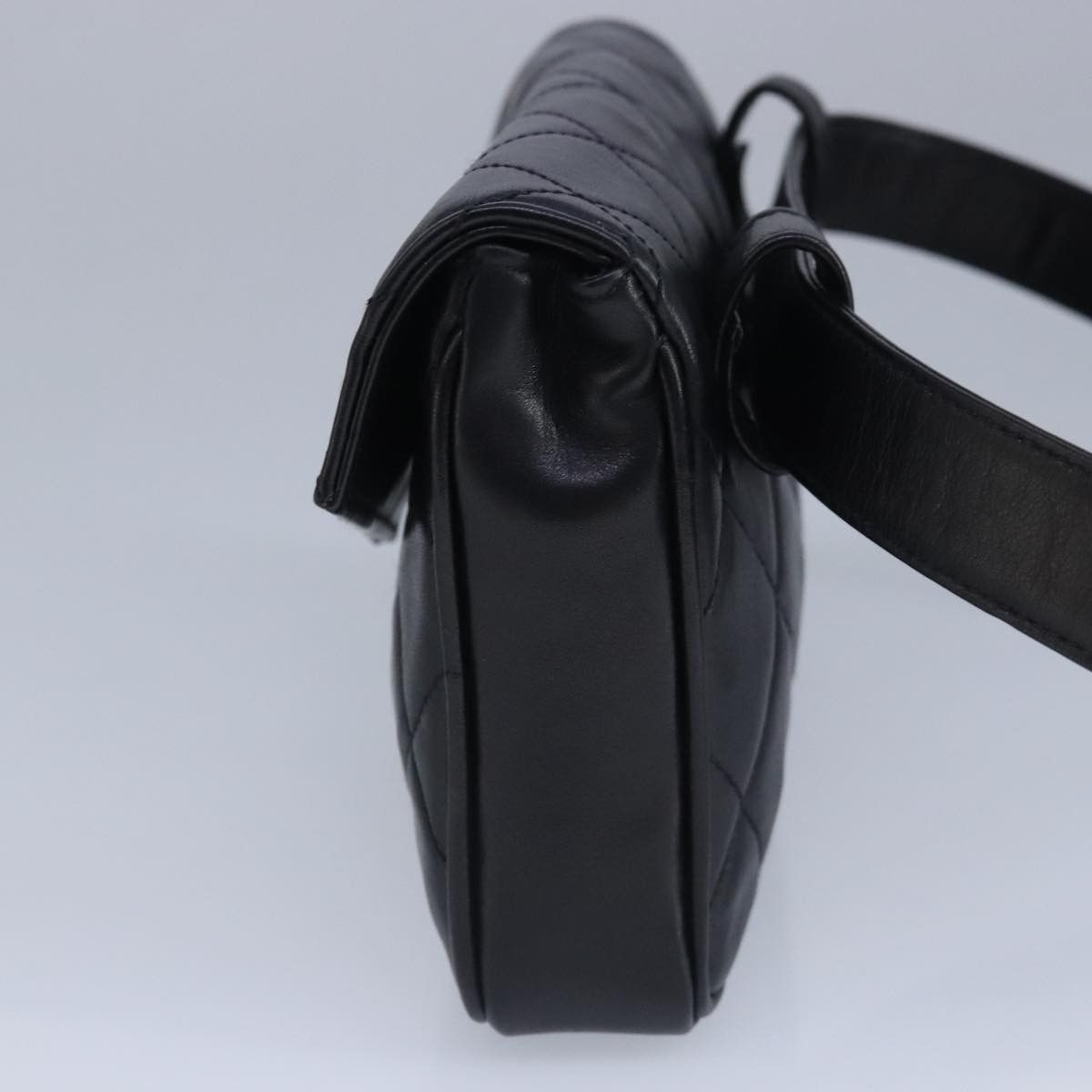 Chanel Chanel Vintage CC Flap Waist Bag Quilted Leather Size ONE SIZE - 4 Thumbnail
