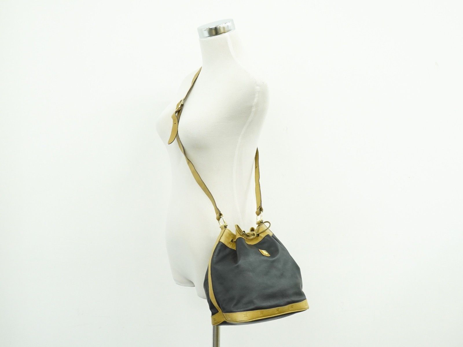 Celine Celine Triomphe Drawstring Bucket Bag Leather Size ONE SIZE - 10 Thumbnail