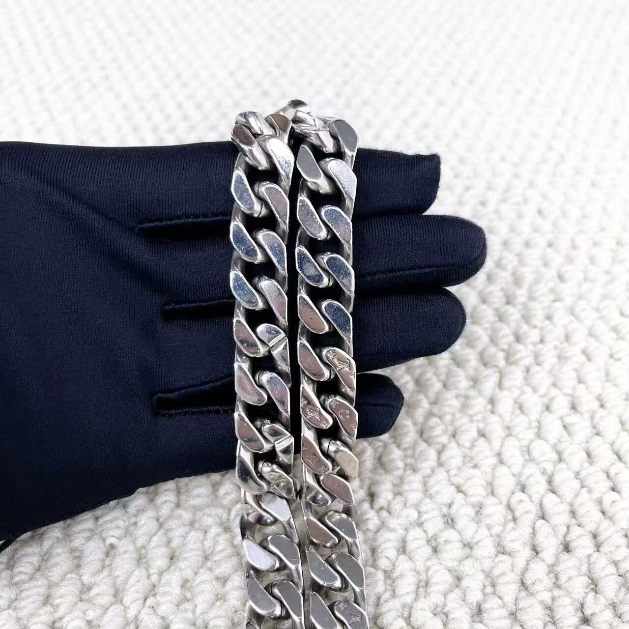 Louis Vuitton louis vuitton silver monogram chain necklace Size ONE SIZE - 6 Thumbnail
