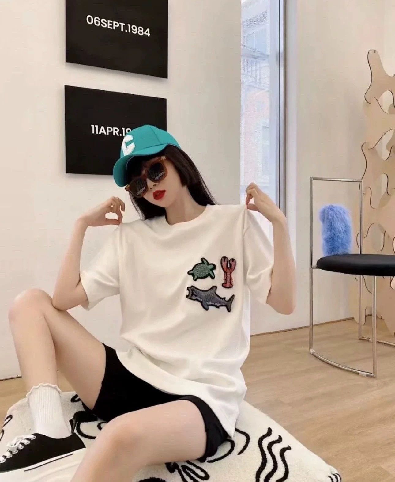 Louis Vuitton louis vuitton white animal logo t-shirt Size US L / EU 52-54 / 3 - 9 Thumbnail