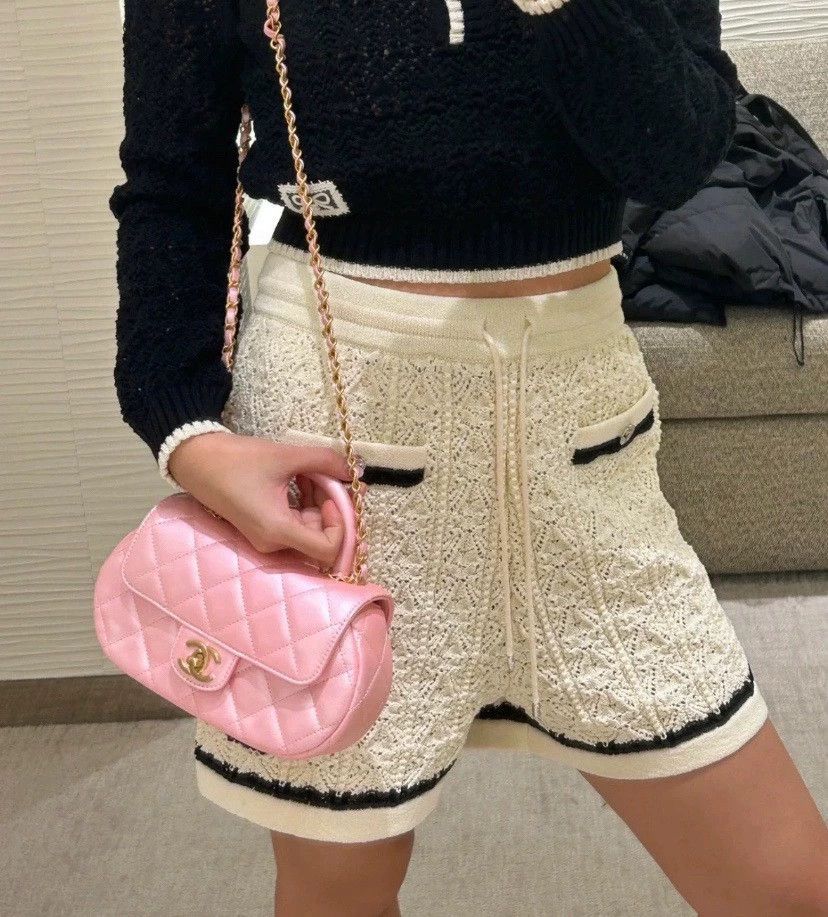 Chanel beige embroidered logo knit shorts Size 36" / US 14 / IT 50 - 4 Thumbnail