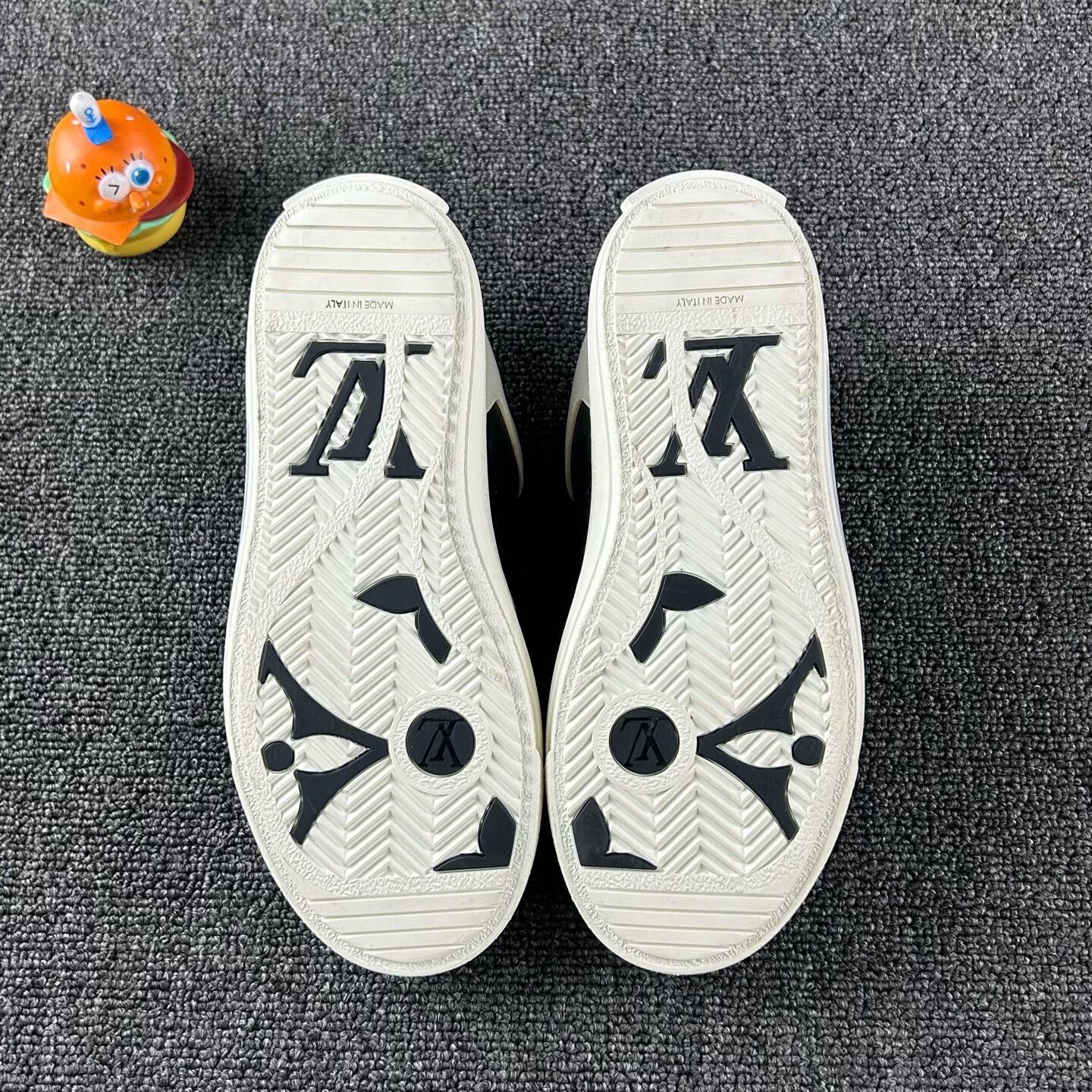 Louis Vuitton Louis Vuitton White Misaligned Sneakers Size 35 Size US 5 / IT 35 - 6 Thumbnail