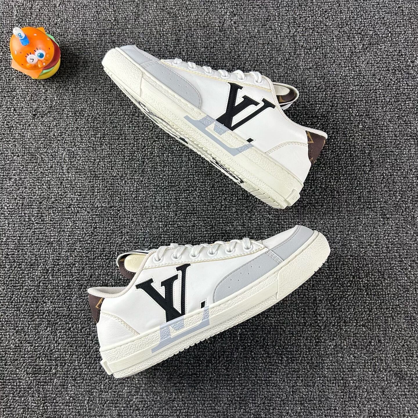 Louis Vuitton Louis Vuitton White Misaligned Sneakers Size 35 Size US 5 / IT 35 - 4 Thumbnail
