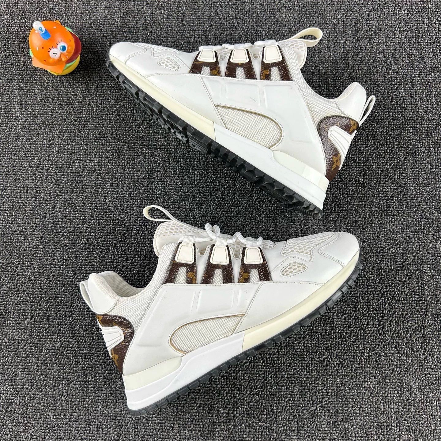 Louis Vuitton louis vuitton white monogram sneakers size 37 Size US 6 / IT 36 - 4 Thumbnail