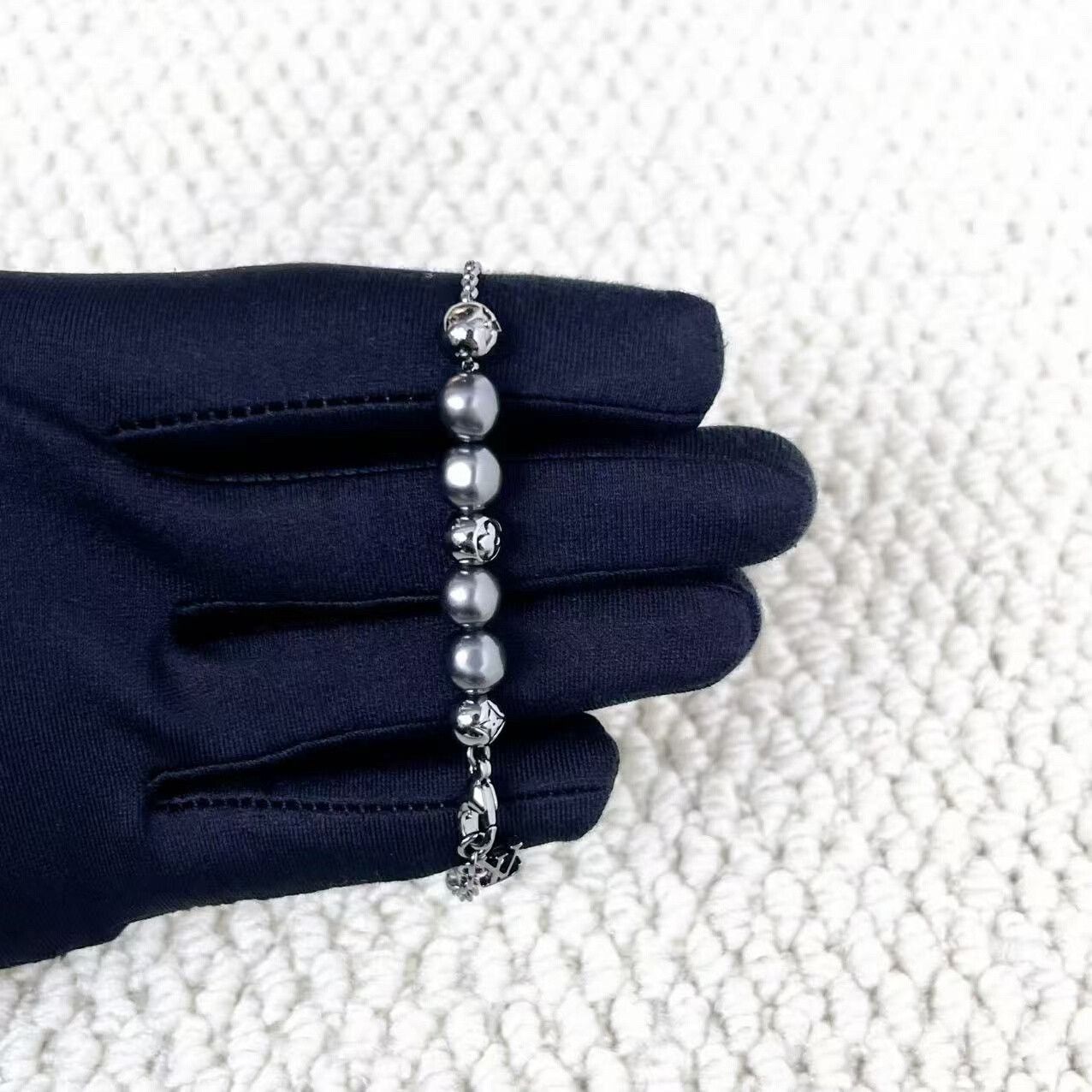 Louis Vuitton louis vuitton gray silver beaded bracelet Size ONE SIZE - 4 Thumbnail