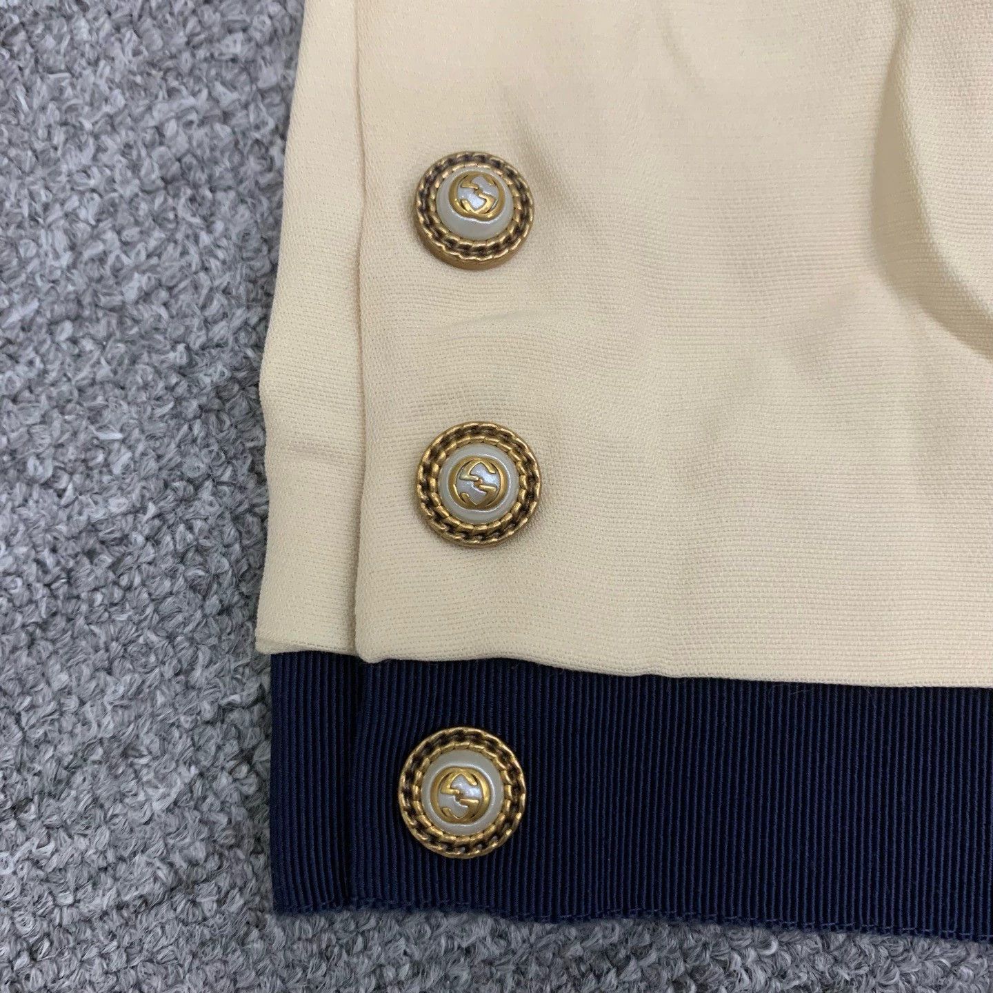 Gucci beige gucci dress with navy accents Size M / US 6-8 / IT 42-44 - 9 Thumbnail