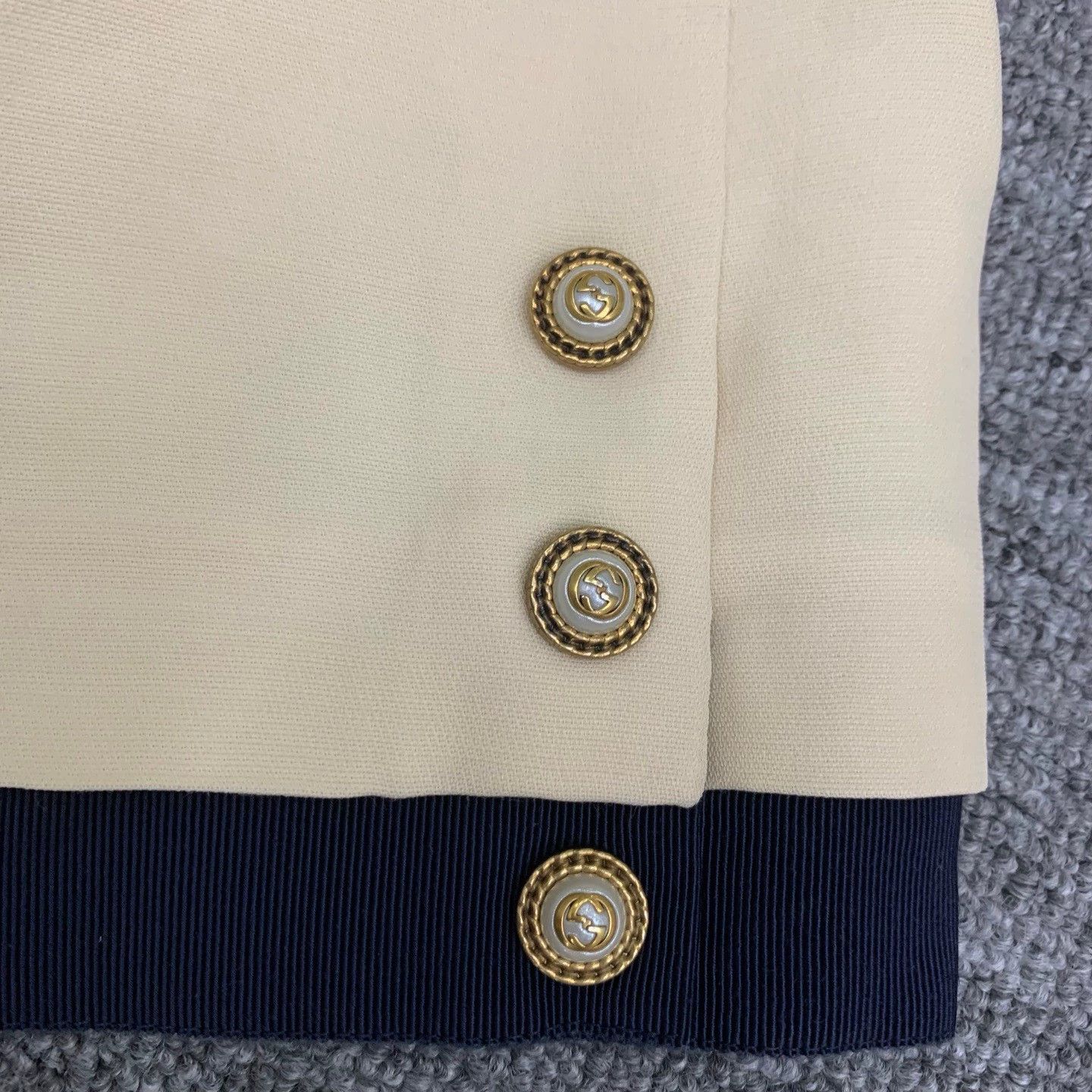 Gucci beige gucci dress with navy accents Size M / US 6-8 / IT 42-44 - 8 Thumbnail