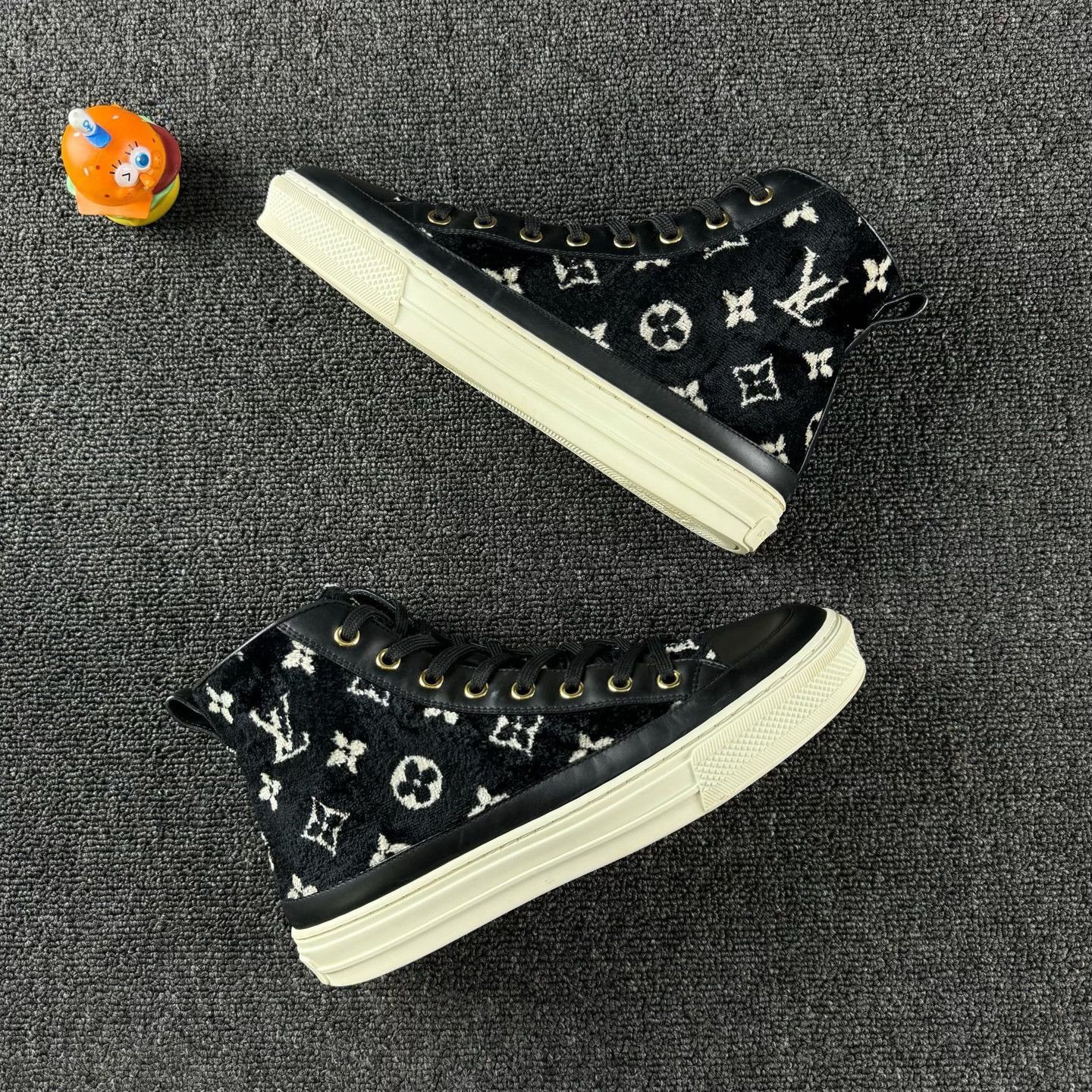 Louis Vuitton Louis Vuitton Black and White High-Top Sneakers Size US 6 / IT 36 - 4 Thumbnail