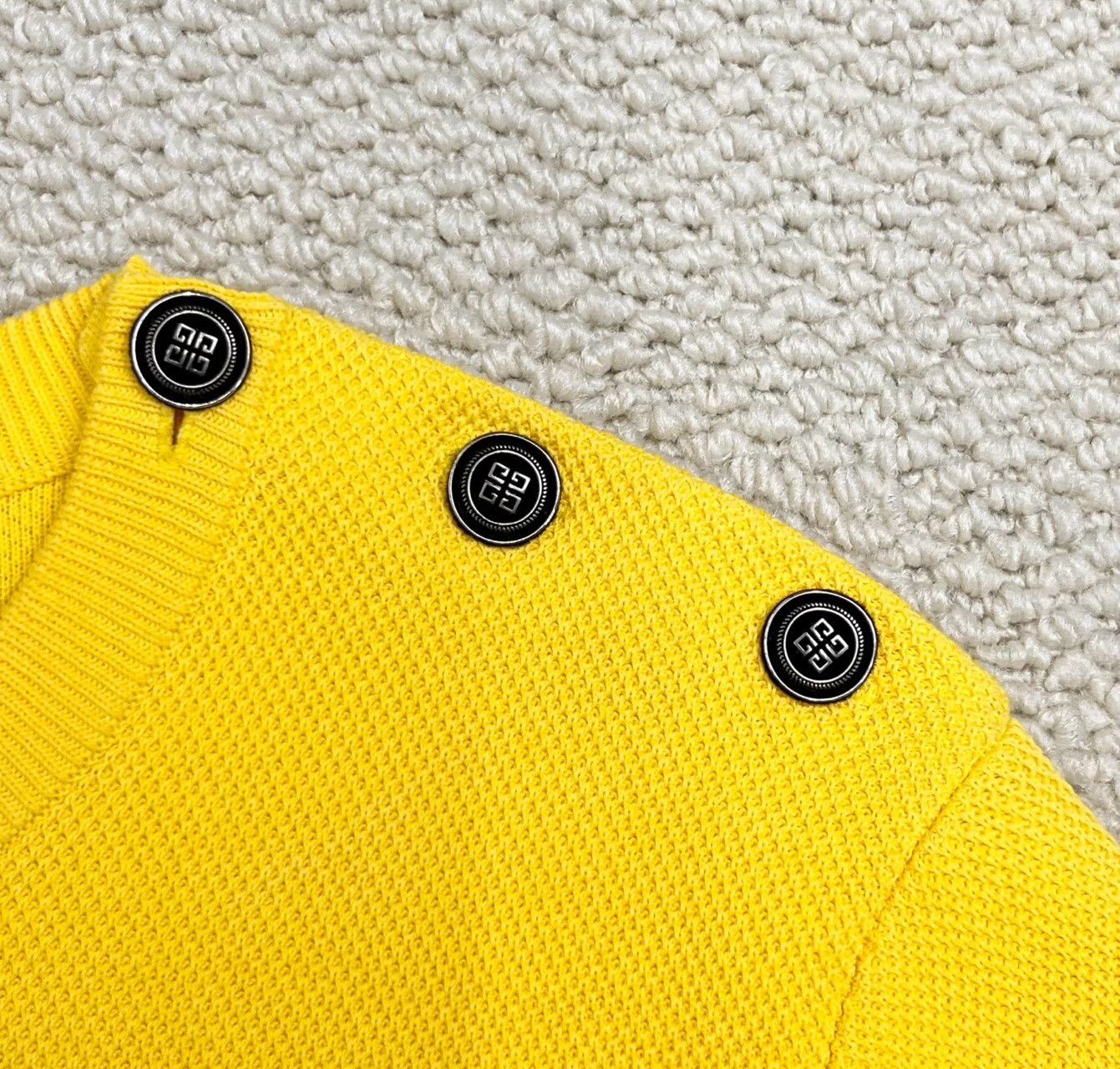 Givenchy givenchy yellow embroidered logo knit sweater Size US M / EU 48-50 / 2 - 5 Thumbnail