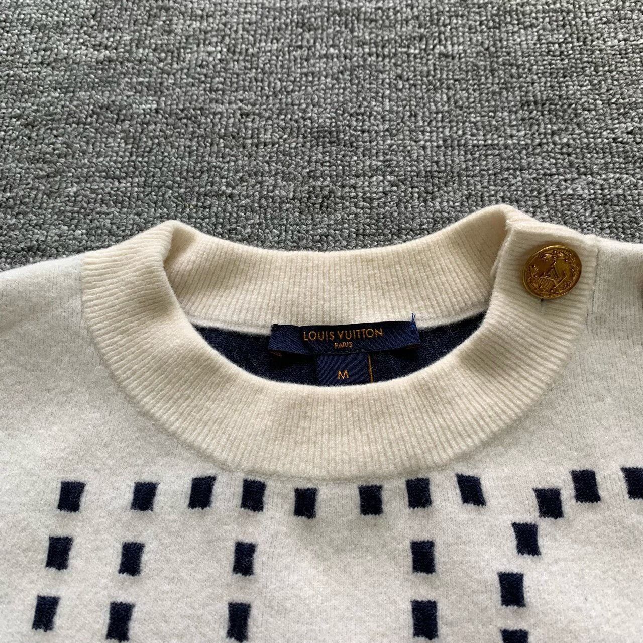 Louis Vuitton lv large logo wool sweater in cream Size US M / EU 48-50 / 2 - 9 Thumbnail