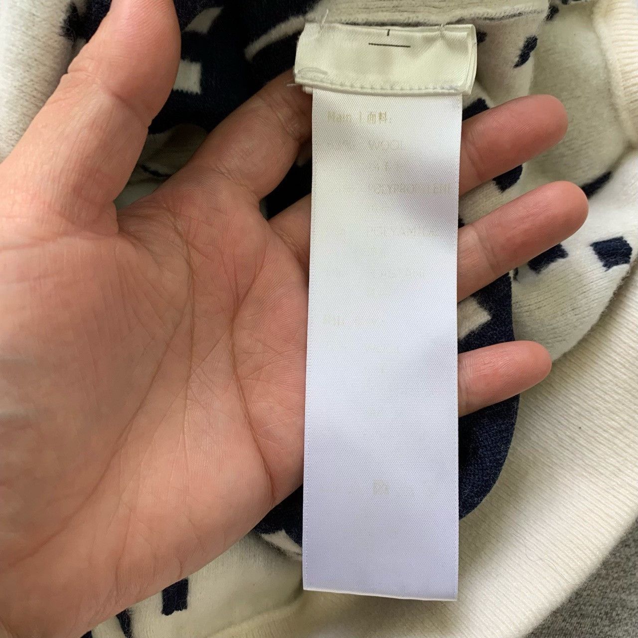Louis Vuitton lv large logo wool sweater in cream Size US M / EU 48-50 / 2 - 7 Thumbnail