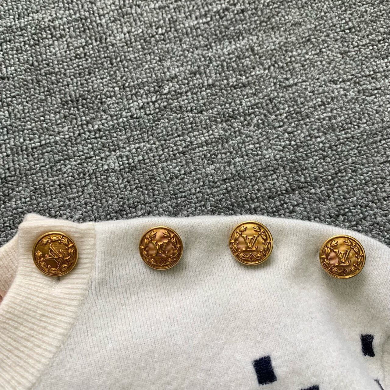 Louis Vuitton lv large logo wool sweater in cream Size US M / EU 48-50 / 2 - 8 Thumbnail