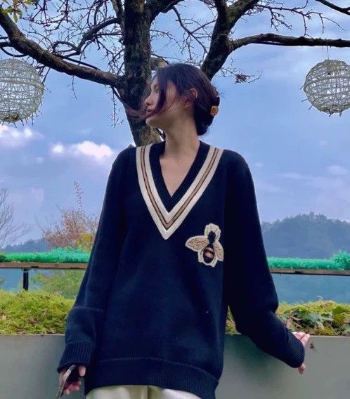 Gucci gucci v-neck knit sweater with bee emblem Size S / US 4 / IT 40 - 4 Thumbnail