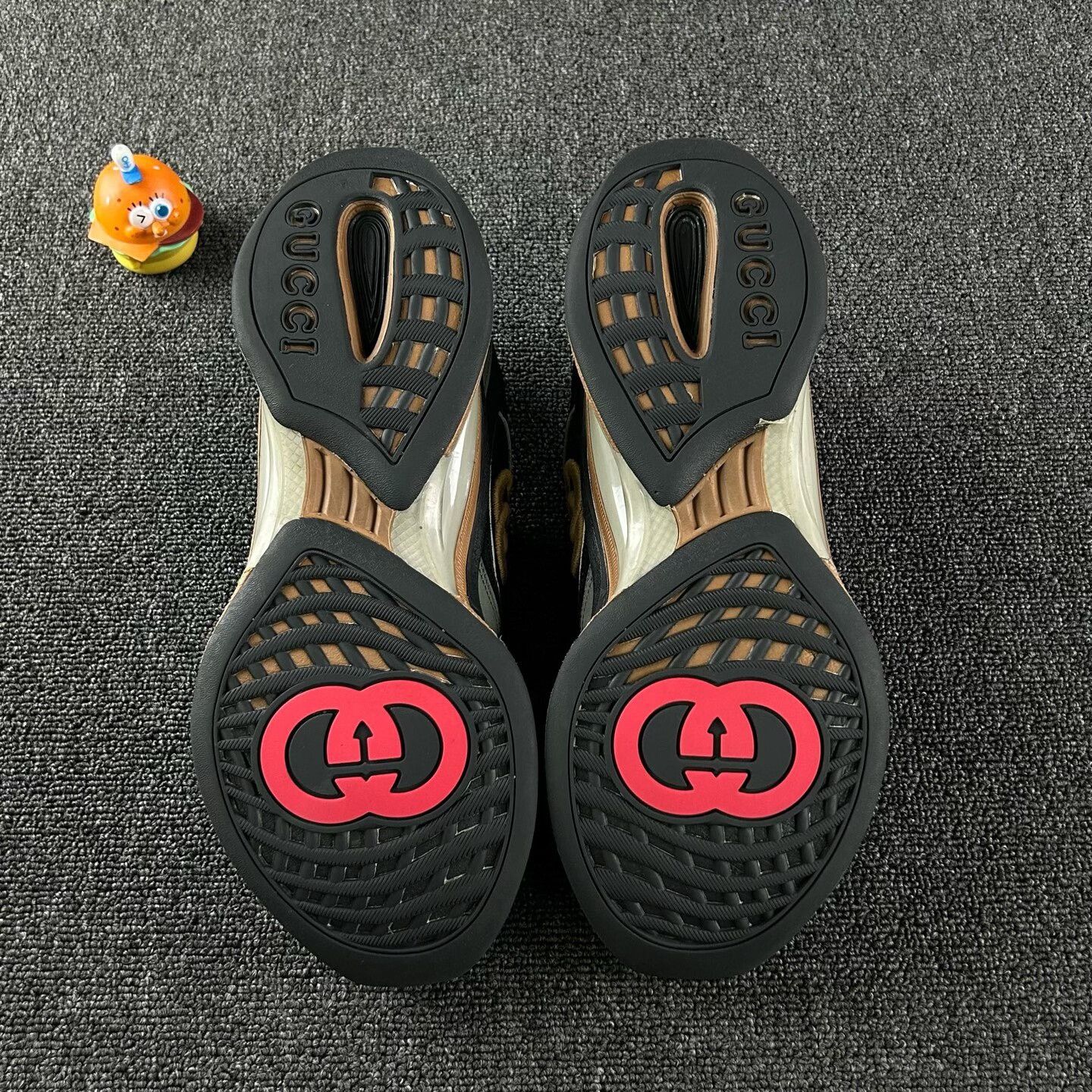 Gucci gucci run sneakers with classic logo design Size US 10 / EU 43 - 6 Thumbnail