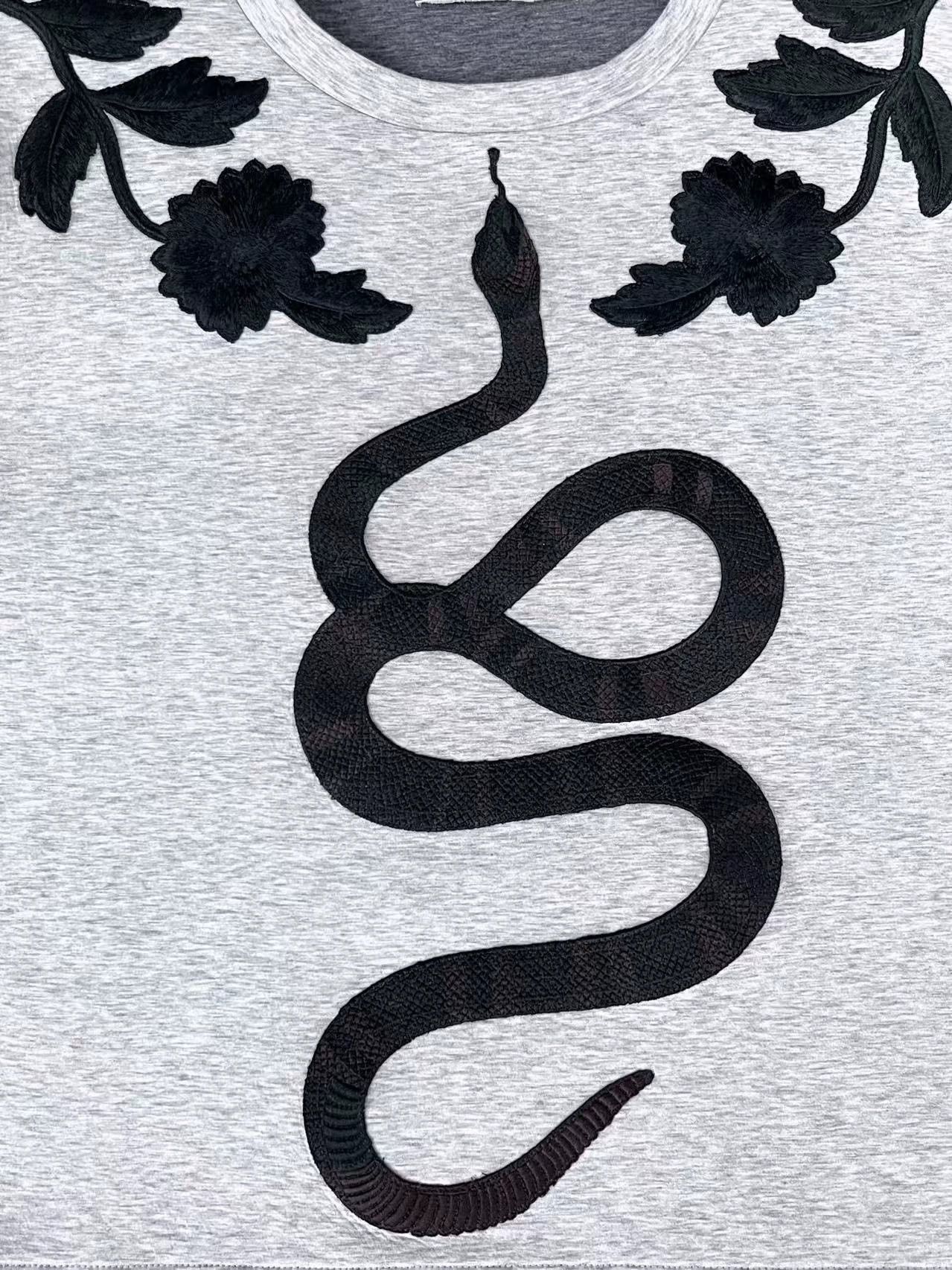 Gucci gray snake logo embroidered sweatshirt Size US S / EU 44-46 / 1 - 4 Thumbnail