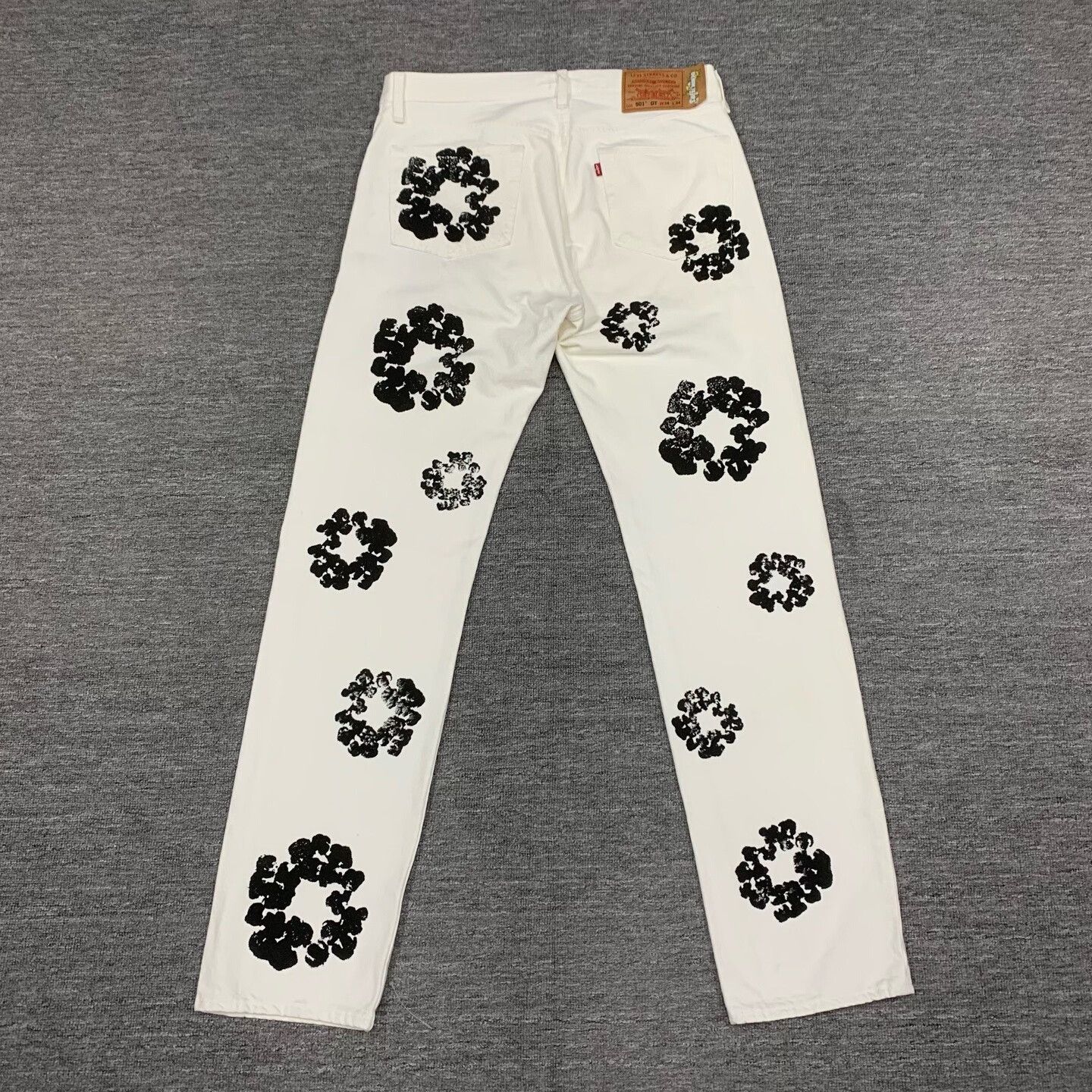Levi's denim tears x levi's white flower jeans Size 34" / US 12 / IT 48 - 2 Thumbnail