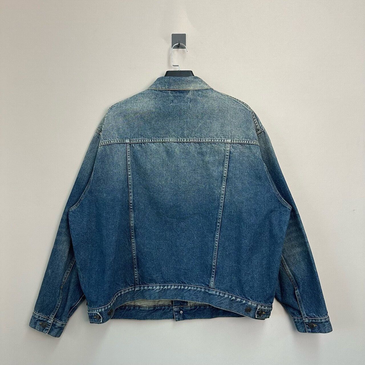 Balenciaga balenciaga distressed denim jacket with logo Size US L / EU 52-54 / 3 - 2 Thumbnail