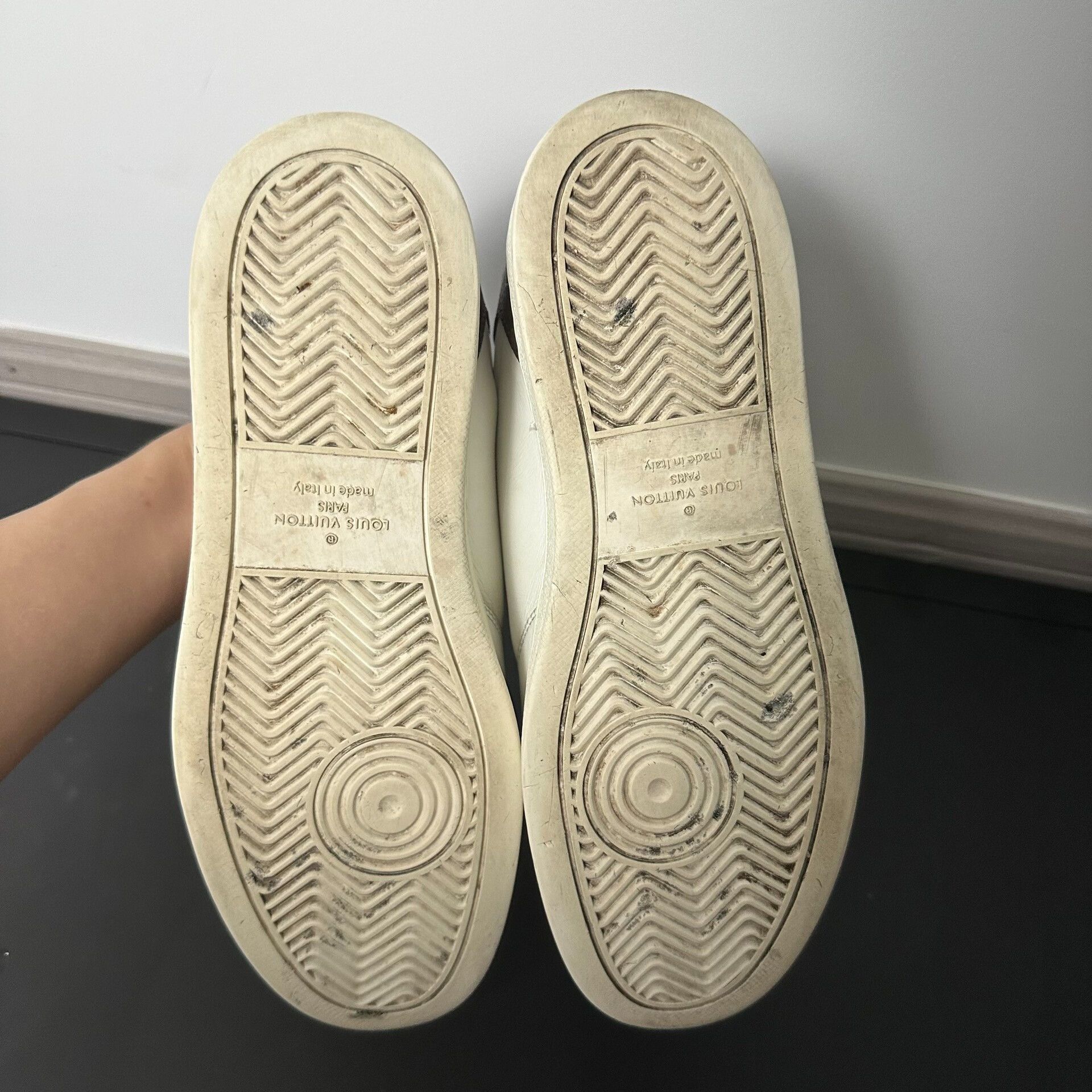Louis Vuitton louis vuitton low-top logo sneakers size 40 Size US 10 / EU 43 - 4 Thumbnail