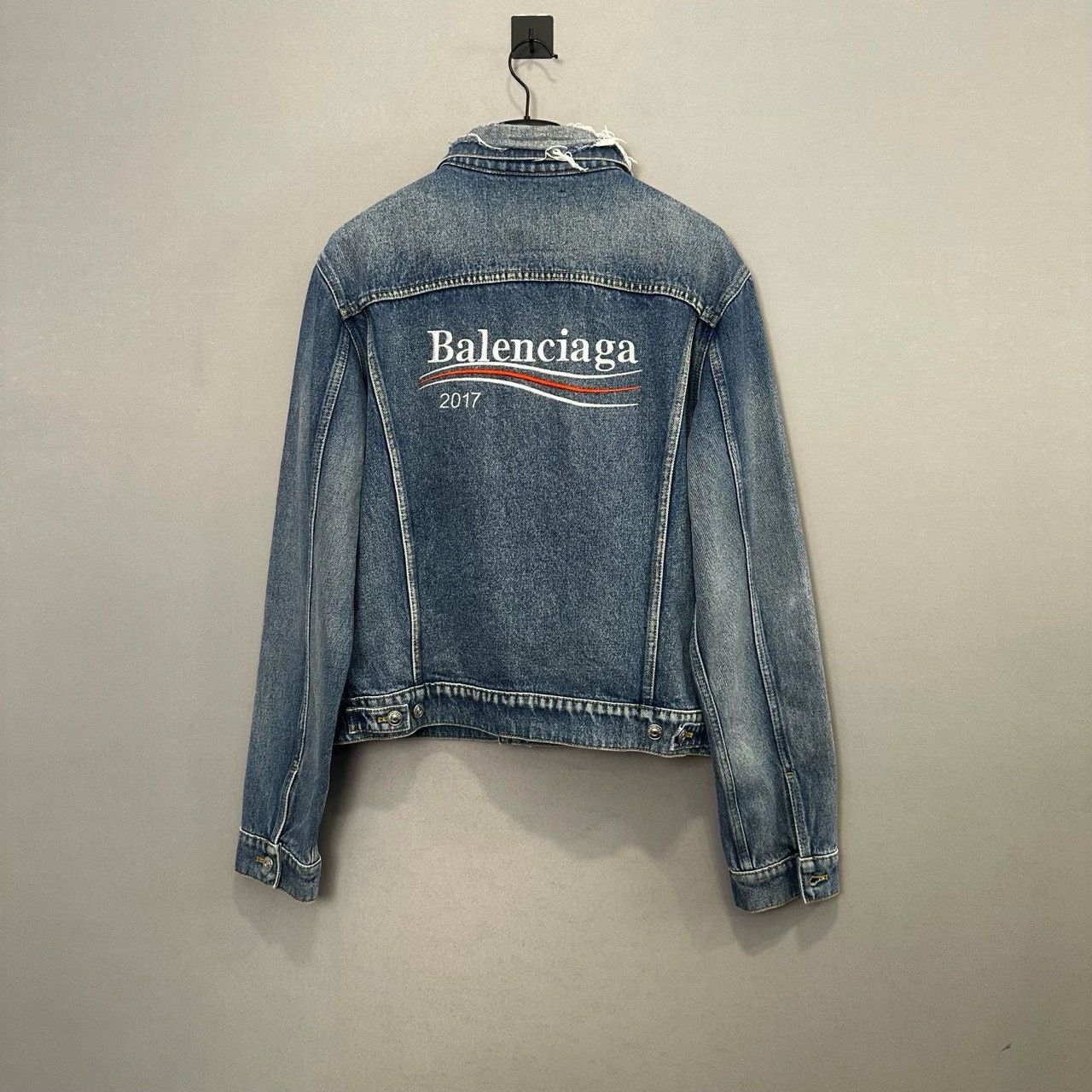 Balenciaga balenciaga embroidered blue denim jacket for men Size US L / EU 52-54 / 3 - 2 Thumbnail