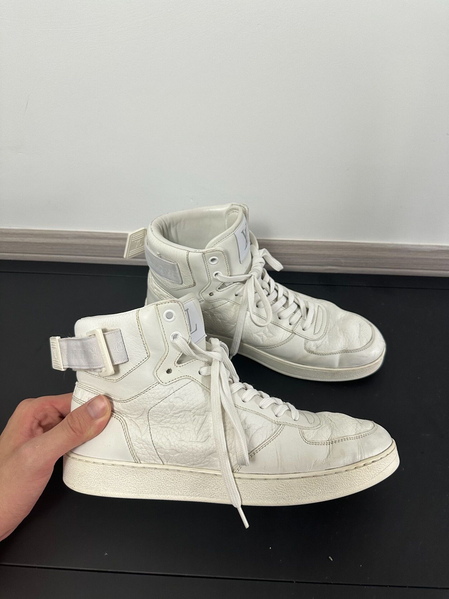 Louis Vuitton Louis Vuitton High Top Velcro Sneakers White Size US 9.5 / EU 42-43 - 2 Thumbnail