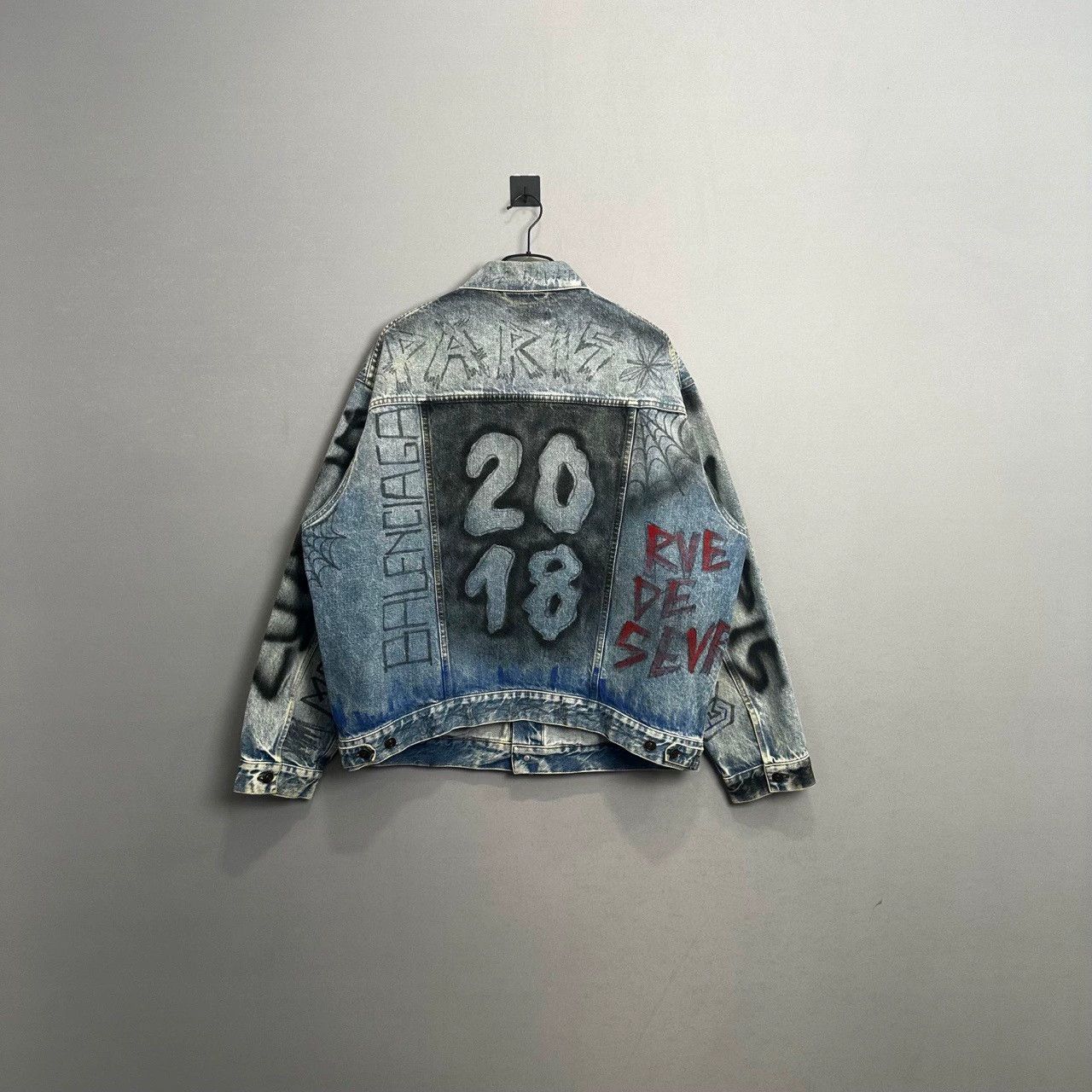 Balenciaga balenciaga graffiti printed denim jacket Size US L / EU 52-54 / 3 - 2 Thumbnail