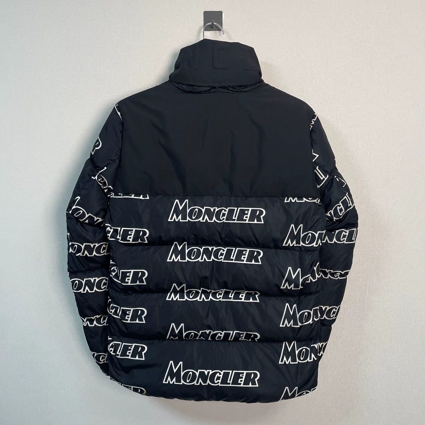 Moncler moncler black printed puffer jacket size 1 Size US XL / EU 56 / 4 - 2 Thumbnail