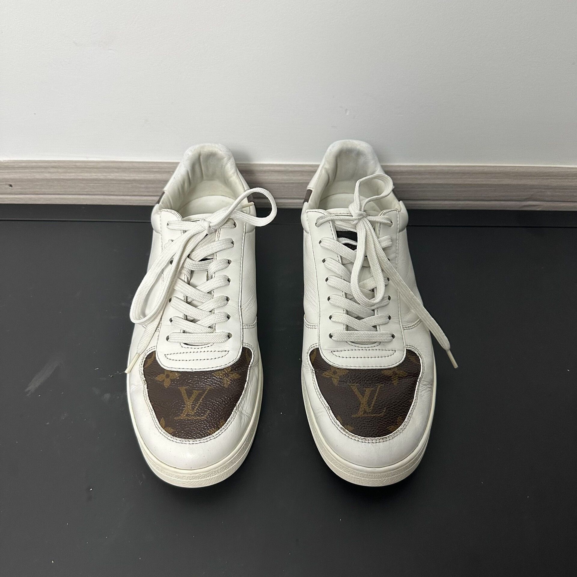 Louis Vuitton louis vuitton low-top athletic sneakers with logo Size US 9 / EU 42 - 2 Thumbnail