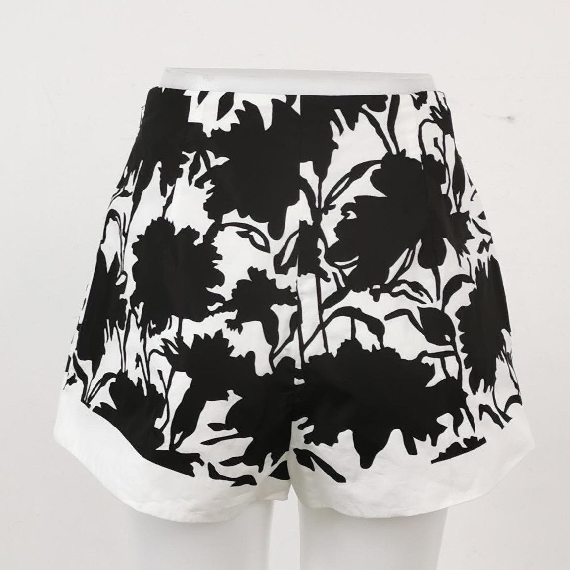 Prada Prada Black and White Floral Cotton Shorts 0089 Size 22" - 2 Thumbnail