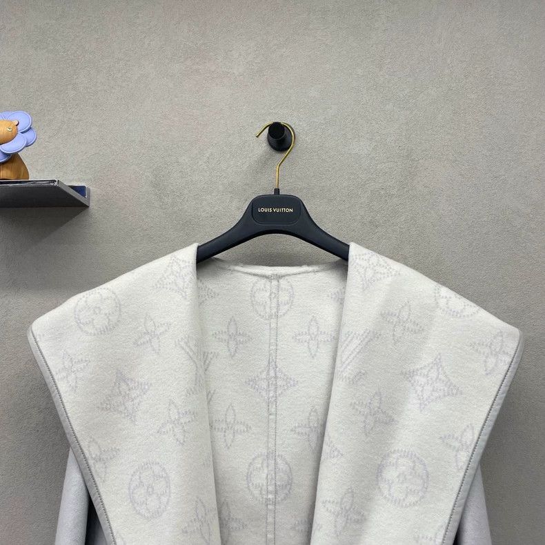 Louis Vuitton LV Gray Short Hooded Long Sleeve Coat - dmc Size M / US 6-8 / IT 42-44 - 4 Thumbnail