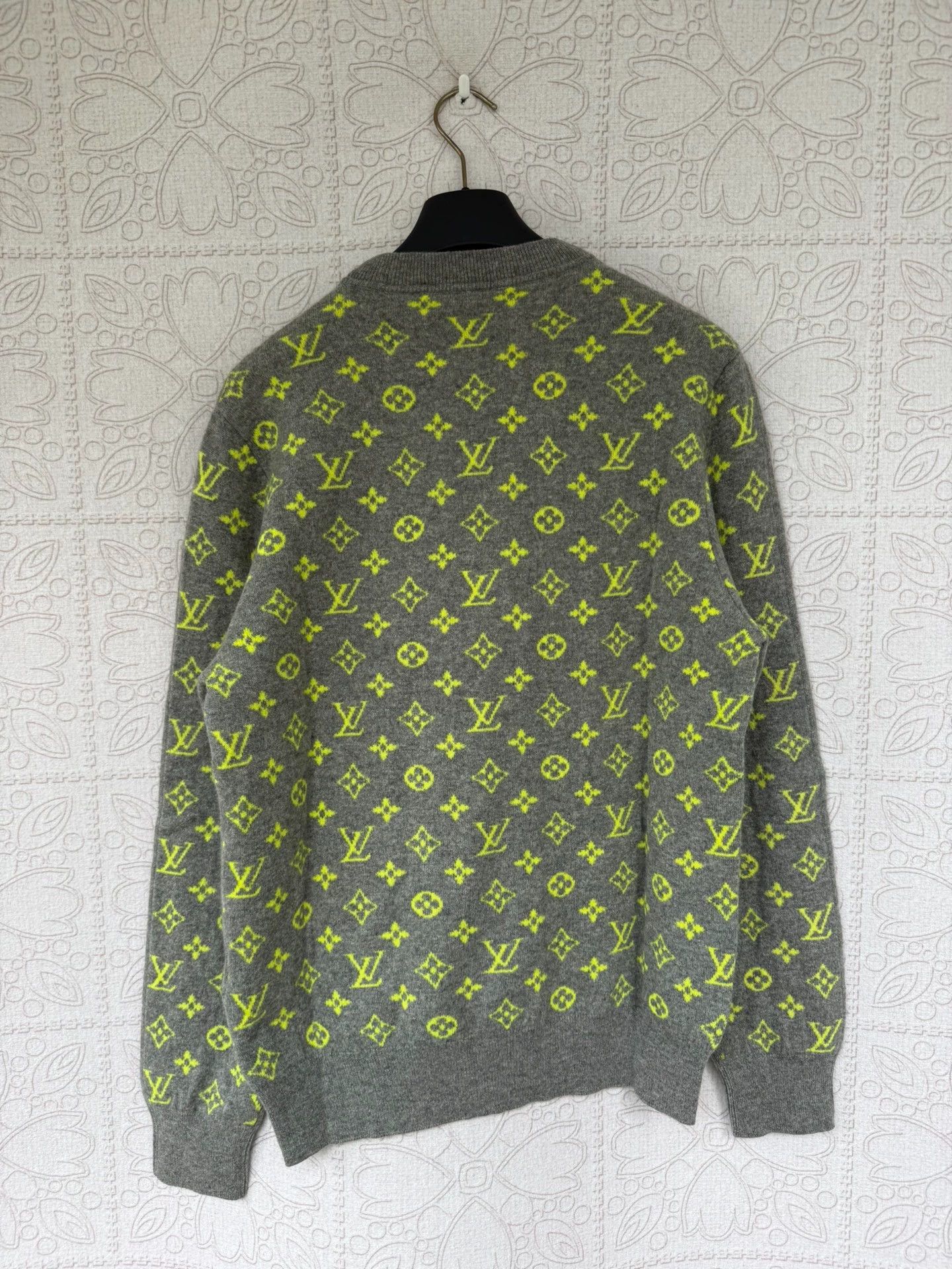 Louis Vuitton gray cashmere sweater with print design Size US L / EU 52-54 / 3 - 2 Thumbnail