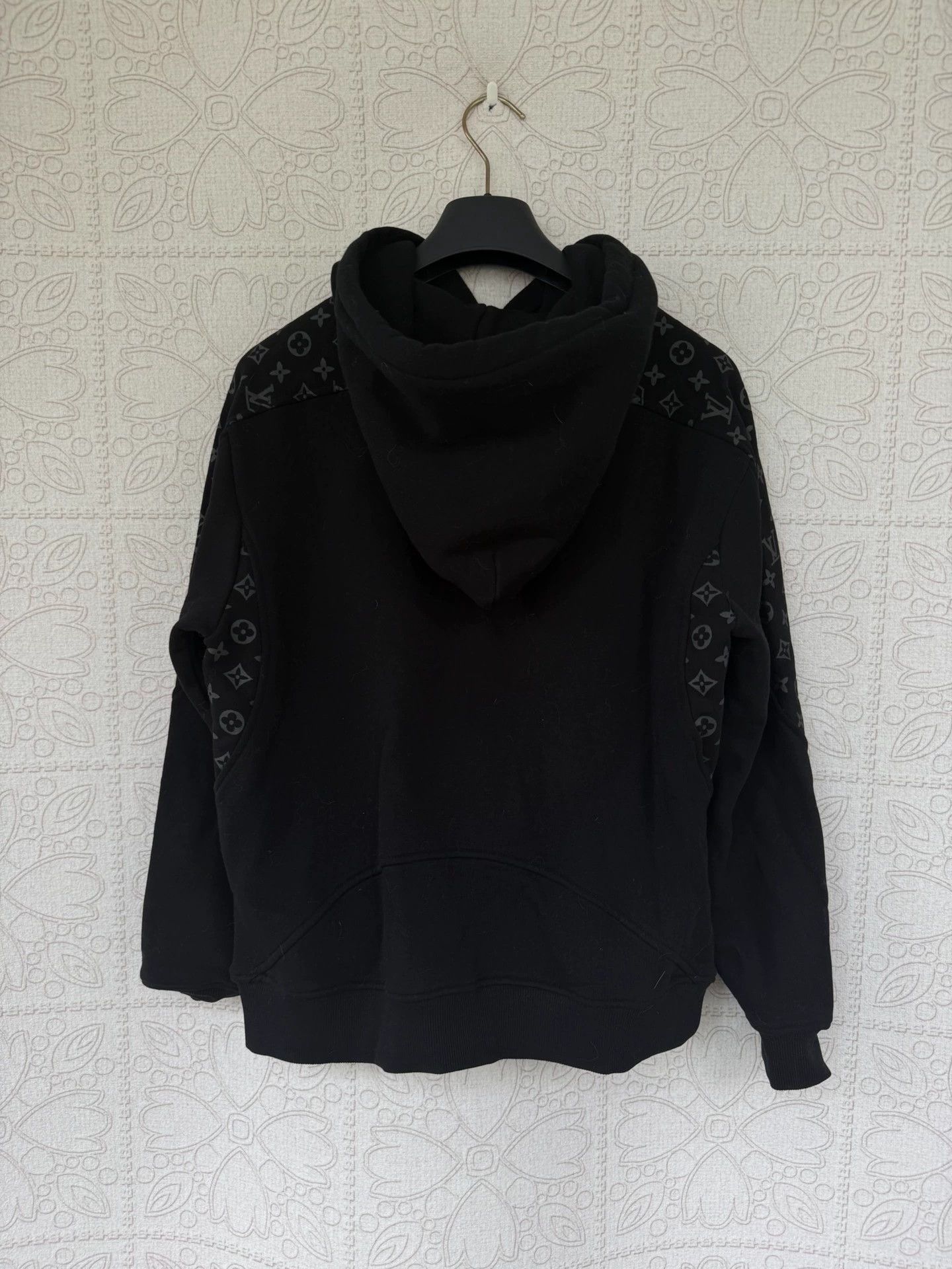 Louis Vuitton louis vuitton black hoodie with logo design Size US L / EU 52-54 / 3 - 2 Thumbnail