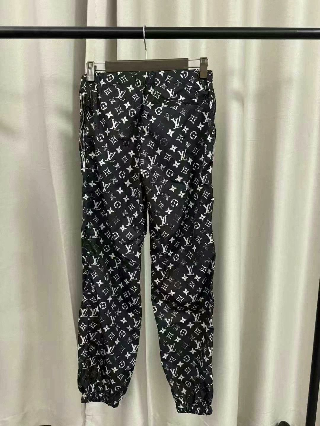 Louis Vuitton louis vuitton black logo printed joggers Size US 34 / EU 50 - 2 Thumbnail
