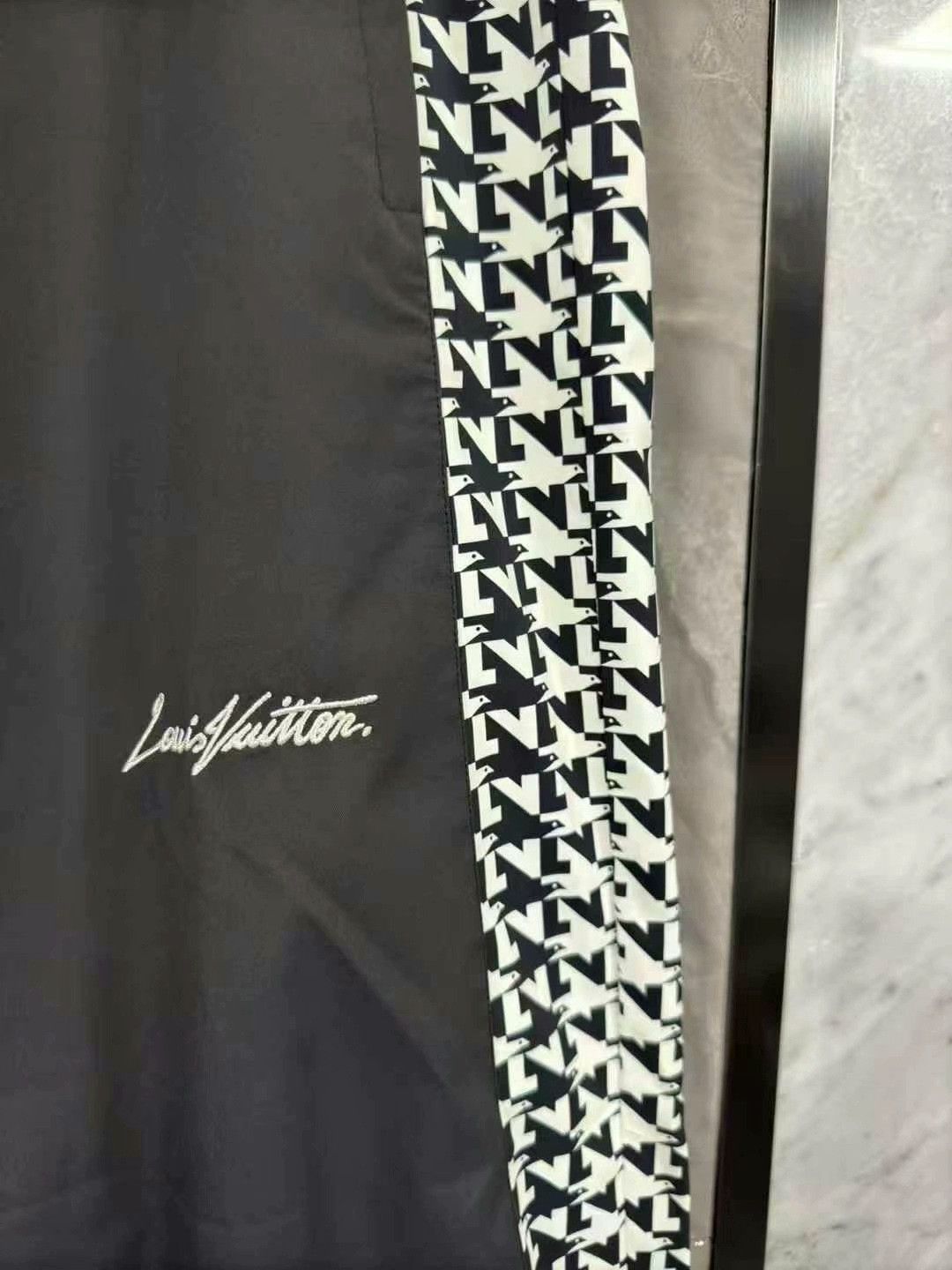 Louis Vuitton louis vuitton doves tech jogger pants Size US 44 / EU 60 - 2 Thumbnail