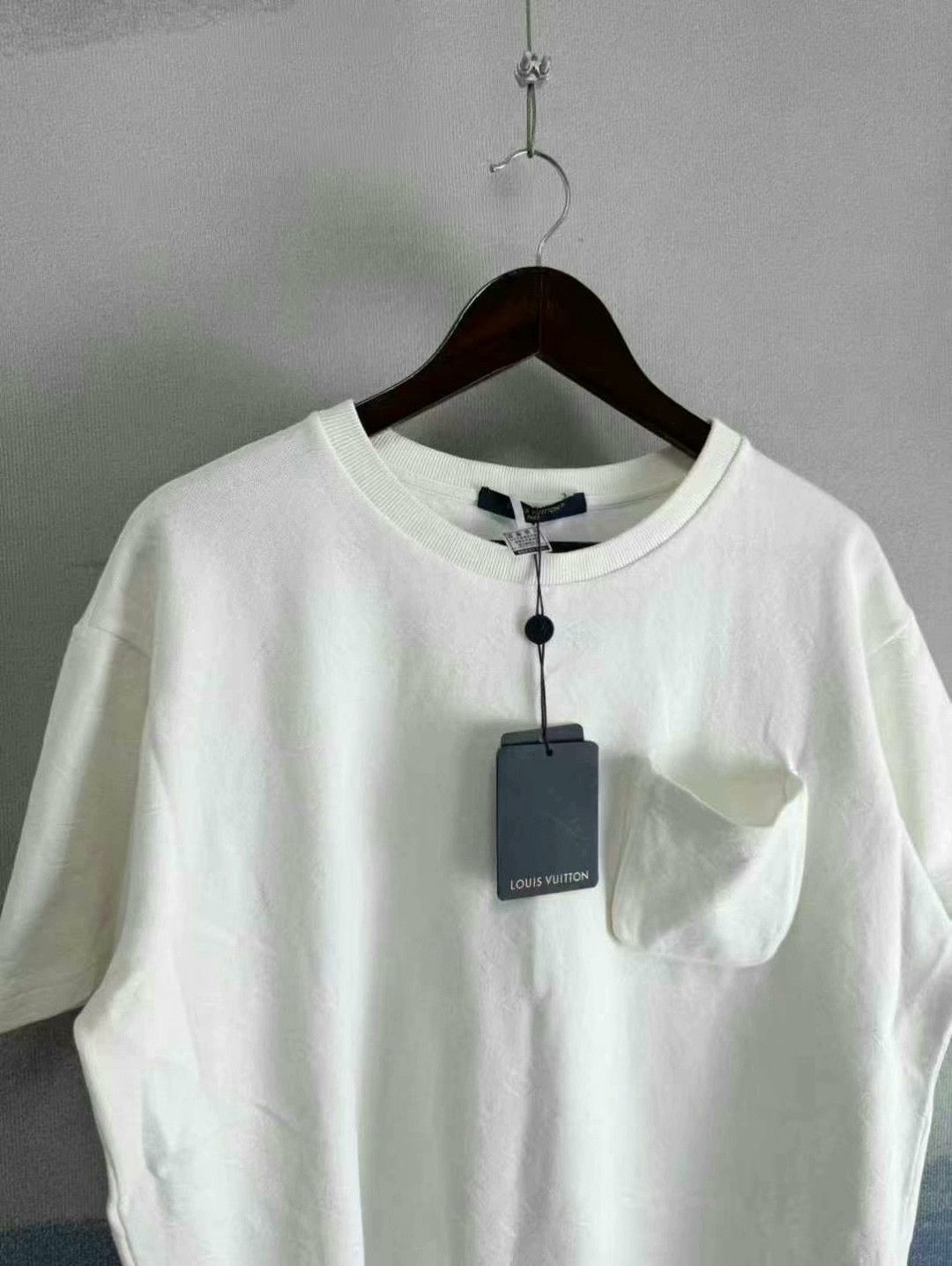 Louis Vuitton louis vuitton white printed pocket t-shirt Size US L / EU 52-54 / 3 - 2 Thumbnail