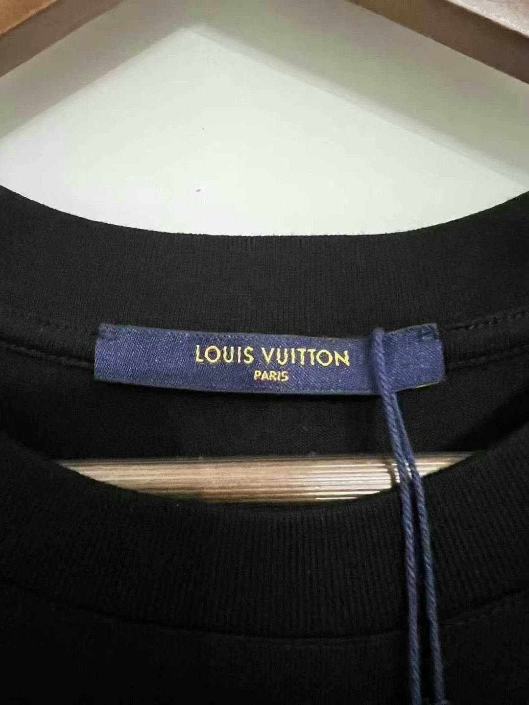 Louis Vuitton louis vuitton black logo short sleeve shirt Size US M / EU 48-50 / 2 - 5 Thumbnail