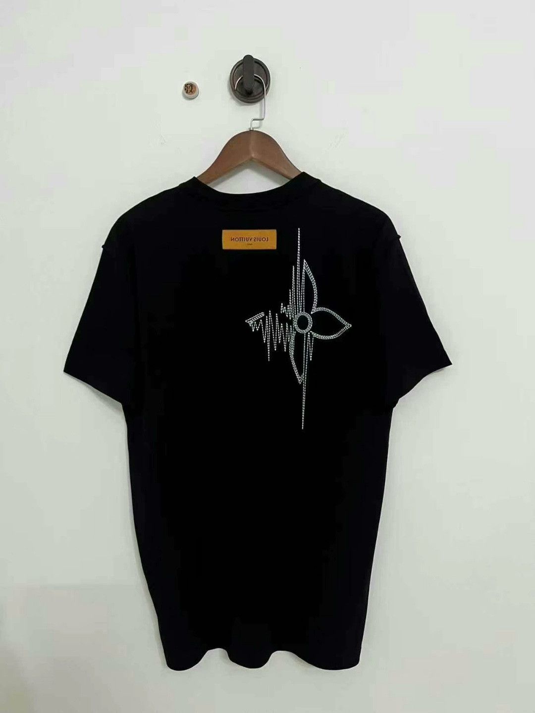 Louis Vuitton louis vuitton black logo short sleeve shirt Size US M / EU 48-50 / 2 - 3 Thumbnail