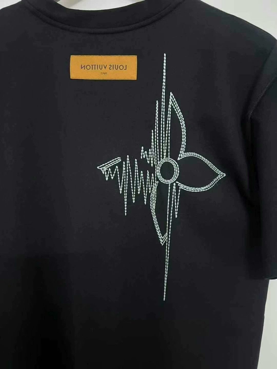 Louis Vuitton louis vuitton black logo short sleeve shirt Size US M / EU 48-50 / 2 - 4 Thumbnail
