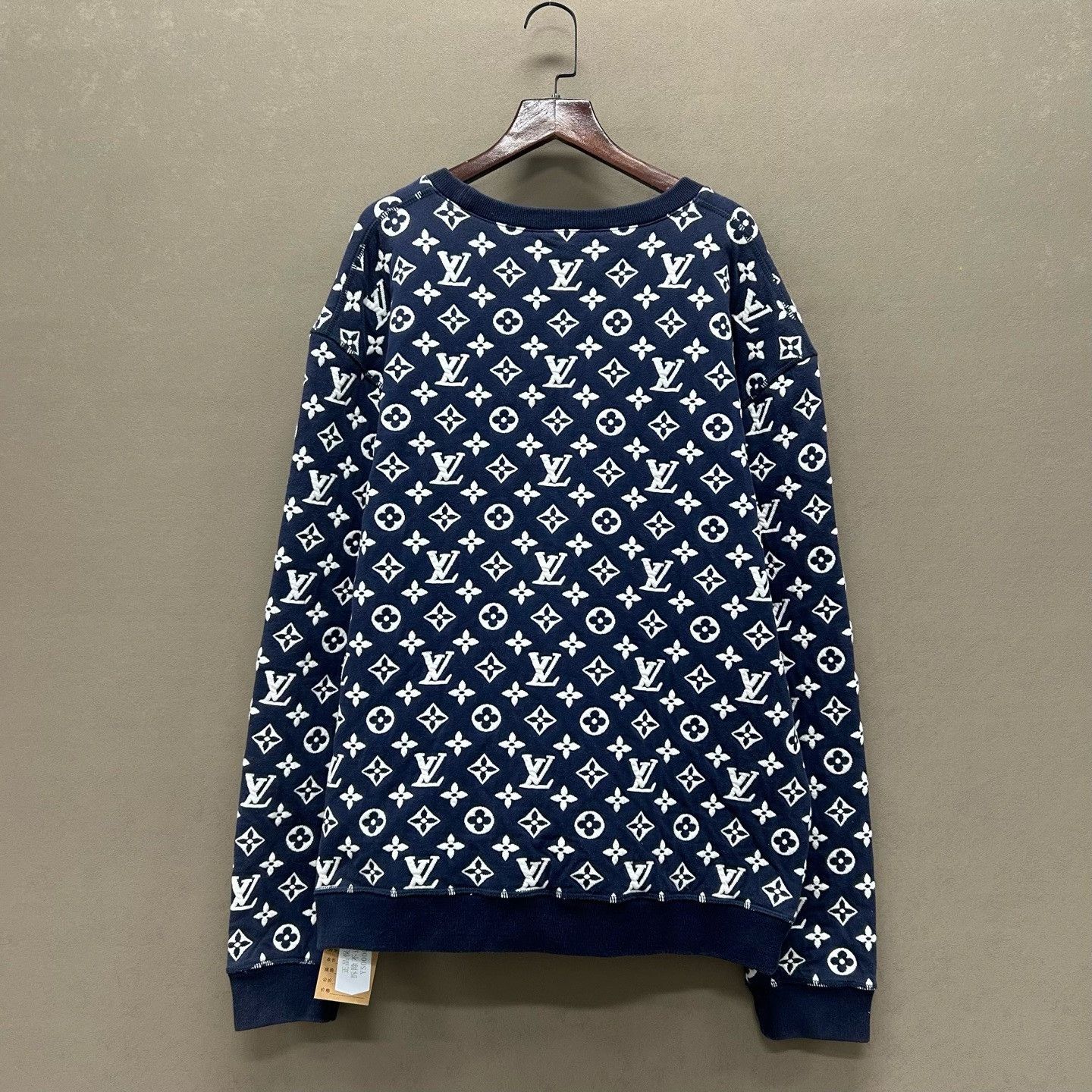 Louis Vuitton louis vuitton monogram crewneck sweatshirt Size US XL / EU 56 / 4 - 2 Thumbnail